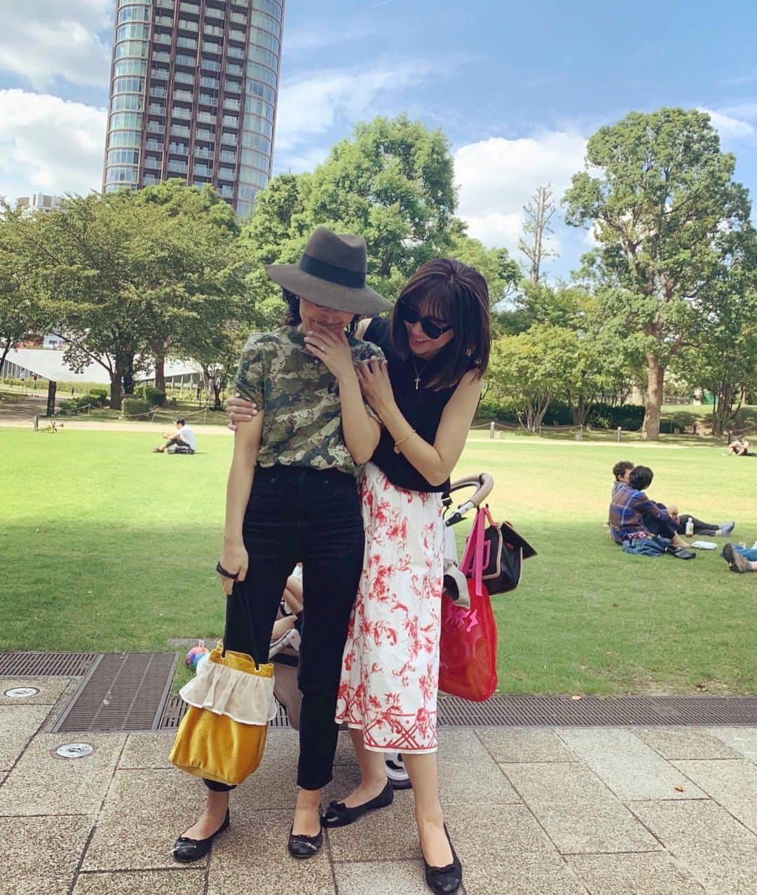 のインスタグラム：「そして、 ひとみちゃ〜ん🥺❗️ って声が聞こえる先を見ると…💓 大好きなせっちゃんが✨ @setsuko_sagittaire  毎日のようにメールのやりとりをしては、 最近は週に一回は偶然出逢えちゃう運命🥰 １０月にデビューする せっちゃんのお鞄、 とっても楽しみで仕方がない💕 いつもせっちゃん辞書には 相手を褒める 良いところを見つける 素晴らしいボキャブラリーに溢れていて、 そんなせっちゃんに会う度にいつもパワーもらう💓 せっちゃんのインスタ見たら 私達相思相愛🔥🔥🔥 幸せな偶然をありがとう❤️ #friends #love #tokyo #セツコサジテール」