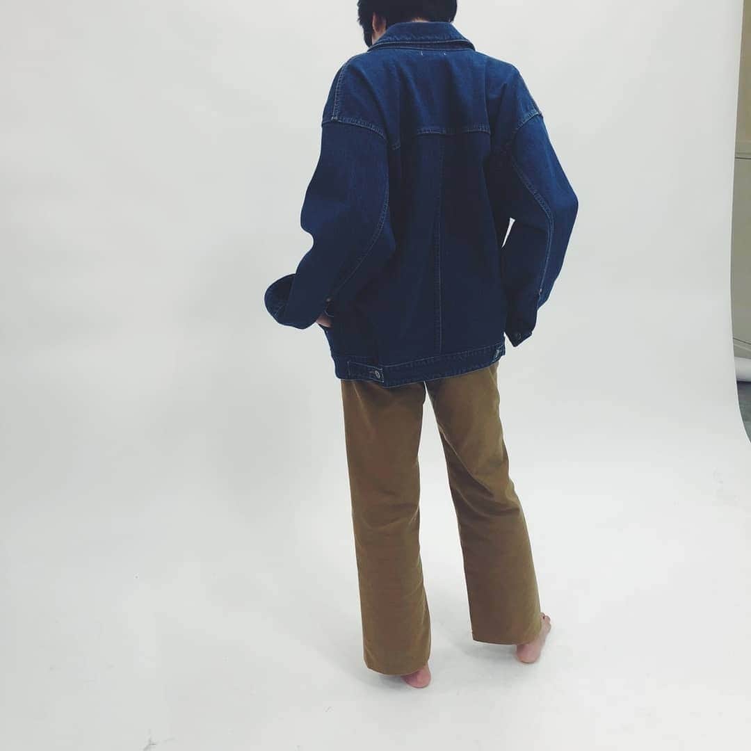 Moname Official Instagramさんのインスタグラム写真 - (Moname Official InstagramInstagram)「． 女性がかっこよく着れる、 ビッグシルエットのデニムジャケット。 ベーシックな3rd型のストレッチのきいた 馴染みのいい生地のジャケットです。 ポケットや衿やAラインのシルエットなど、 上品なフォルムづくりにこだわりました。 . Big Denim Jacket No.41193085 Color. MBL ¥23,000 +tax . height 163cm  #moname #モナーム #moname_code #19AW #デニムコーデ #denim #jeans #ootd #デニム #モテデニム #デニム女子 #パンツ #カジュアルコーデ #シンプルコーデ #着回しコーデ #今日のコーデ #ママコーデ #ママファッション #おちびコーデ #着画 #ラフコーデ #きれいめコーデ #ワイドパンツ #秋コーデ #高見えコーデ #着回し #160cm #パリジェンヌ #パリジャン #大人女子」9月20日 20時52分 - moname.official