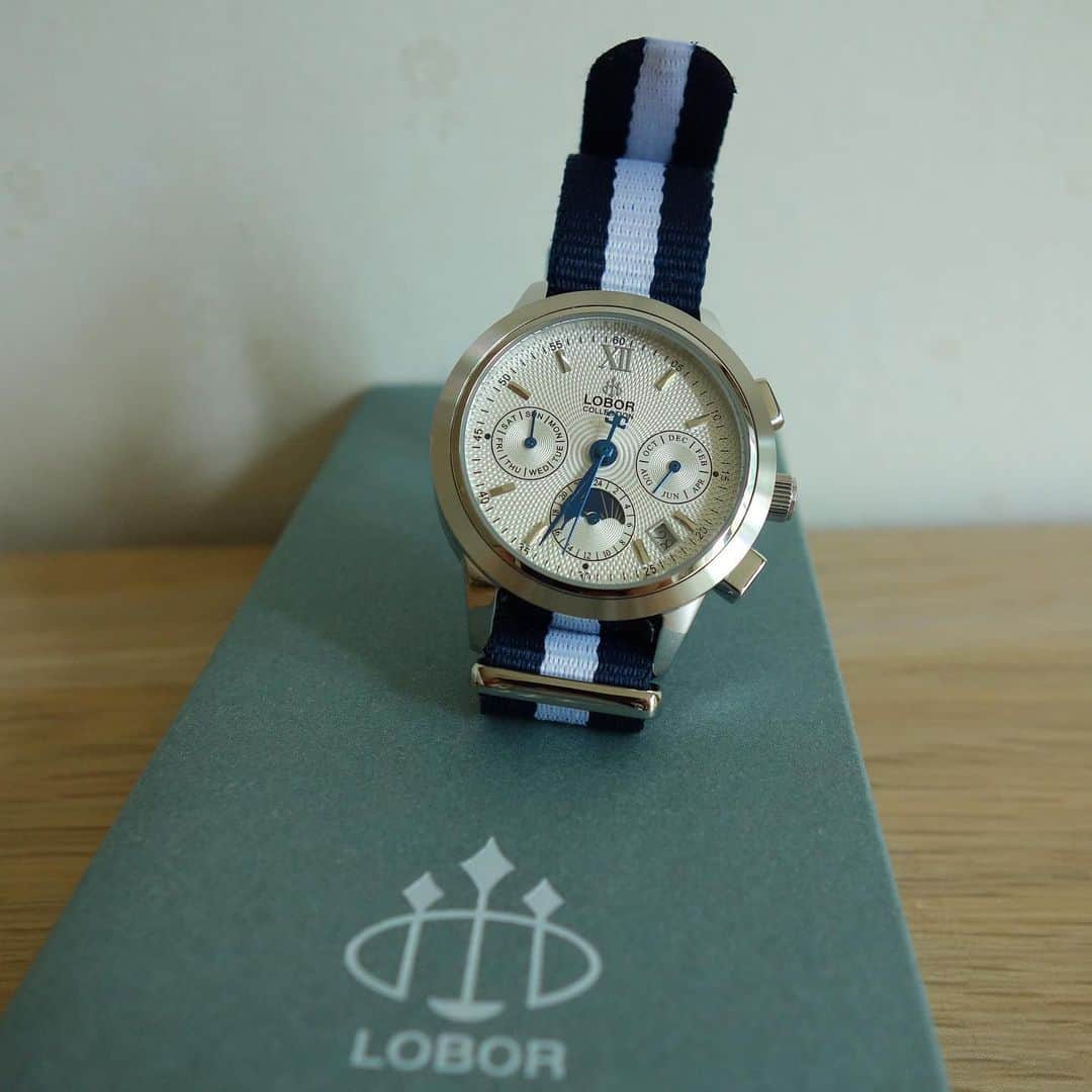 リプリー王子さんのインスタグラム写真 - (リプリー王子Instagram)「2019.09.20 #0920ripleyn 可愛い時計と可愛いボク😼✨ . LOBOR JAPAN様 @loborjapan の プロモーションに参加させていただいてます！ ワタシが選んだのは CELLINI S DES VOEUX (NATO)35mm 布製？のベルト、とってもつけやすくて 可愛いです！ こちらの時計は時間も見やすくていい！ お年頃になると、腕時計の時間が 見にくくなるのよね😂 お出かけの時、腕時計は必ずする派のワタシです。 . 10%offになるクーポンいただきました！ クーポンコード :【riple910】 2019年9月10日より1年間有効です。 ぜひ使ってくださいね！ . #lobor #ロバー #腕時計 #時計 #手元倶楽部 . #無敵の親バカ同盟 #シブにゃん隊over10  #チームラスカルにゃん #りぷちん #りぷちん2019」9月20日 21時01分 - ripleyn