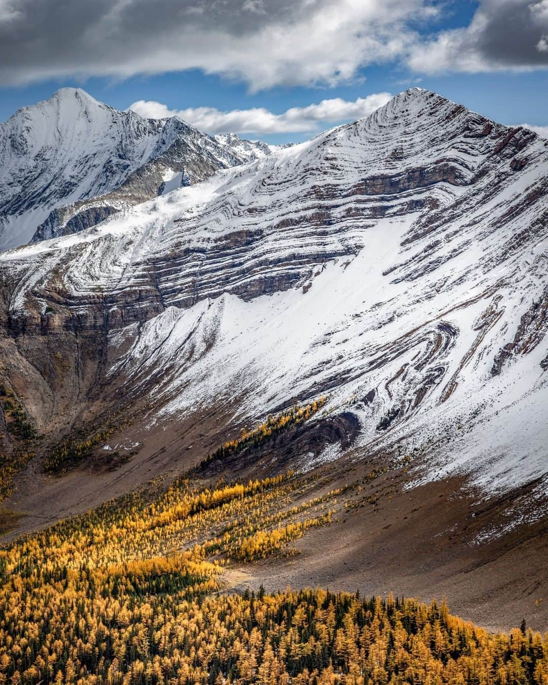 National Geographic Travelさんのインスタグラム写真 - (National Geographic TravelInstagram)「Photo by @kahliaprilphoto | Fall has begun in the Canadian Rockies and the colors are incredible.」9月20日 21時02分 - natgeotravel