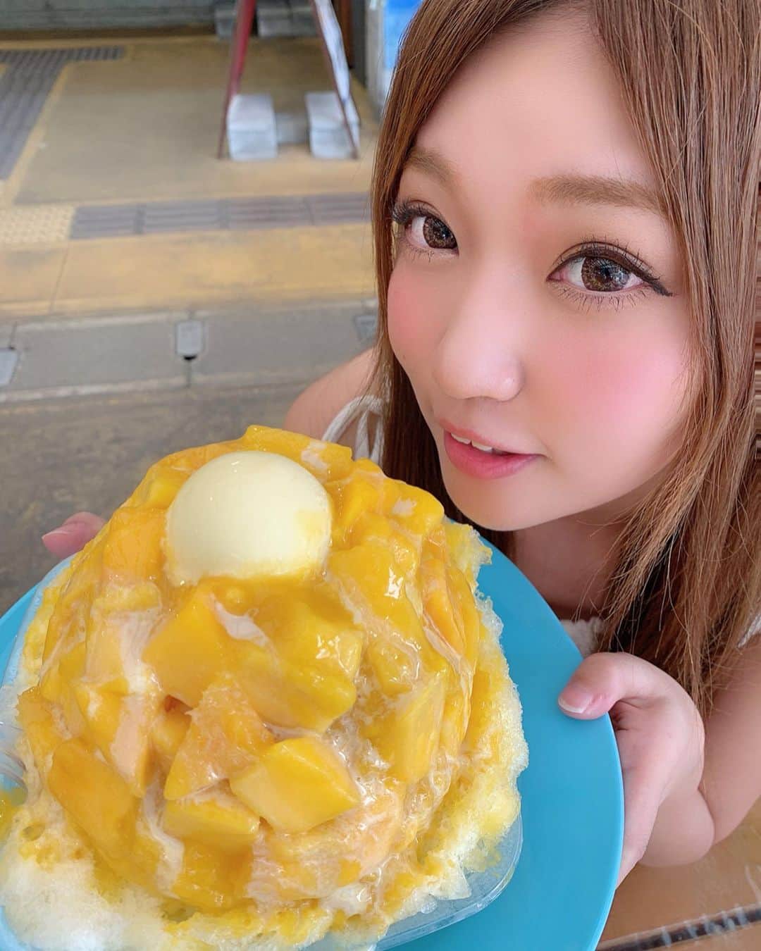 いっちゃん/嶋津 いつみのインスタグラム：「. . 沖縄行ったら絶対に行く道の駅❤️ . . . . お腹いっぱいやし どーしよー👉🏻👈🏻…って迷うけど 結局食べてまう山盛りマンゴーかき氷🤤💕 . . . . ただ…これな…かき氷に到達する前に マンゴー食べてる時点で溶けるの😀💨ww . . . . . . #関西  #関西サロモ  #サロンモデル #サロモ #いっちゃん  #フリーモデル #関西モデル  #あざといっちゃん #かわいっちゃん #いっちゃんコーデ #ブライダルモデル #アレンジモデル #ヘアカラー  #ヘアアレンジ #ootd #撮影依頼受付中 #編みおろし会モデル #旅行  #宮古島旅行  #伊良部島 #ビーチ #絶景  #沖縄 . . . . . .  9月のお仕事依頼受付中です🧚🏻‍♀️💜 . .」