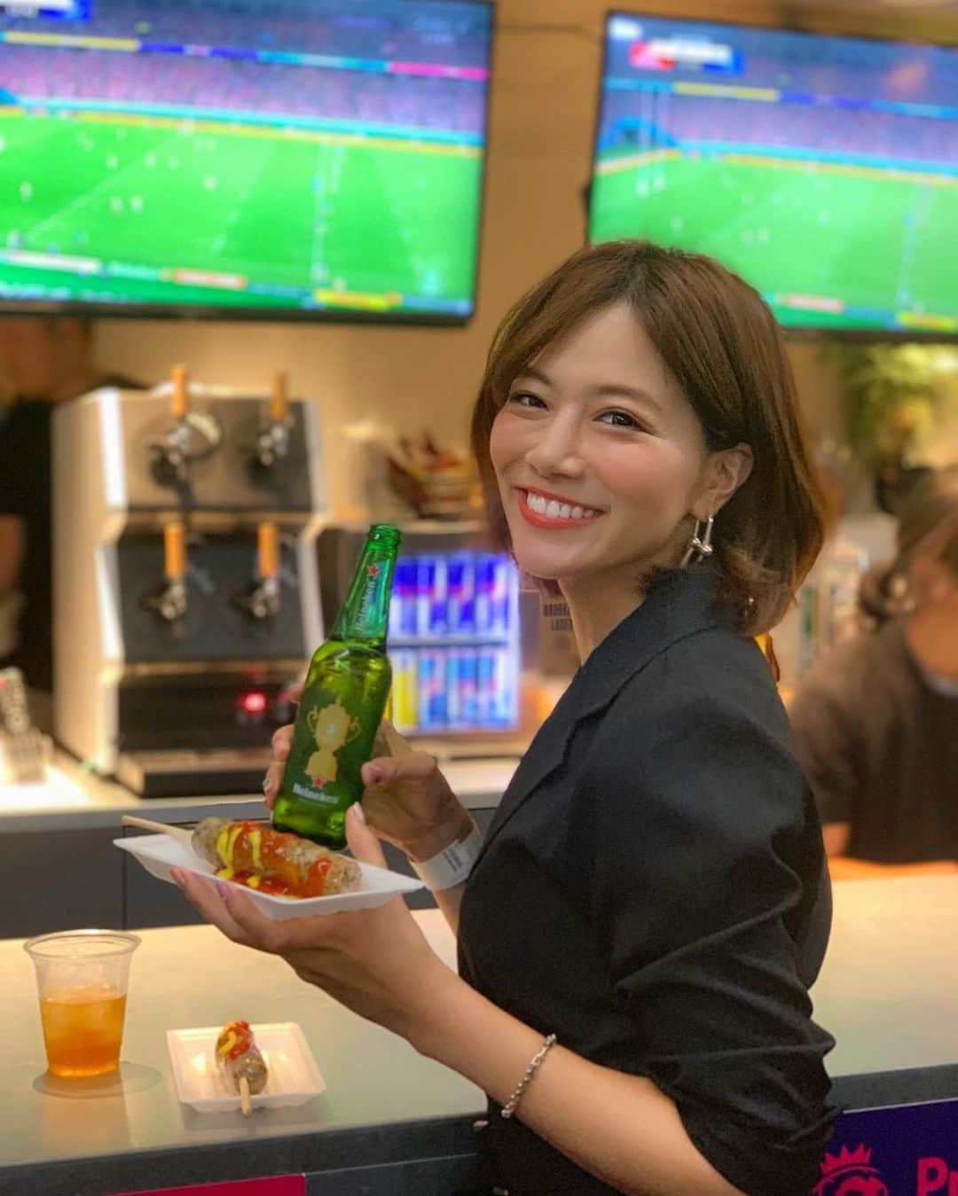 石井里奈さんのインスタグラム写真 - (石井里奈Instagram)「こんばんは😊❤️ . 皆さん見てますか？🥺🏉 RWC2019 JAPAN🇯🇵 . いよいよ今夜は開幕戦ですね🥰🏉 私は渋谷のDAZN Circleで大人数でビール飲みながら応援してます🥰💕 . 大画面でいろんな国の人と一緒に応援❤️ . スポーツって本当国の垣根を超えてみんなで一丸となって楽しめて最高だよね☺️❤️ . 2枚目はトライが決まった瞬間の私の顔笑 . この臨場感溢れる感じがお気に入り😘笑 . ルールもバッチリ予習してたからめっちゃ楽しく観戦できてる🥰❤️海外の人たちと英語で会話しながら観戦するのも海外旅行してる気分になれてすごく楽しかったー🥺✨ . 日本どうか初戦勝ちますように🥺✨ 応援頑張ろー🇯🇵 . #rwc2019 #rwc #dazn #dazncircle #ラグビー #ラグビー女子 #rugby #worldcup #rugbyworldcup2019 #rugbyworldcup2019japan #スポーツ観戦 #スポーツ #sport #スポーツ好き #筋トレ女子 #筋肉 #トレーニング #training #japan #japanesegirl #スポーツ女子 #ラグビー観戦 #ラグビー好き #visitjapan #japanese #tgif #friday #渋谷 #shibuya #rugbygirl」9月20日 20時57分 - ri7tin1025