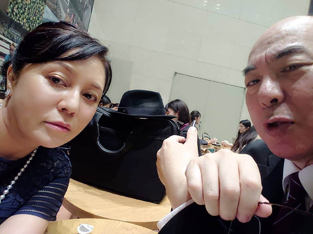 有本香さんのインスタグラム写真 - (有本香Instagram)「会合終わって話し合い。モメてません。」9月20日 20時57分 - arimotokaori