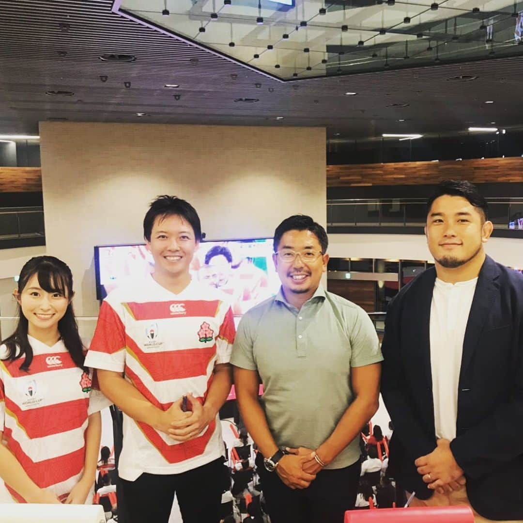 立田恭三のインスタグラム：「【パブリックビューイング】 前半終了！！ 日本リード！ 後半も応援します！めちゃ面白い試合！ ハラハラする、、 写真は、試合前！  #解説の #二ノ丸友幸 さん #現役の  #渡邉隆之 さん #佐藤佳奈アナウンサー  #ラグビー #ラグビー日本代表 #パブリックビューイング  #読売テレビ新社屋 #goチェリーブロッサムズ」