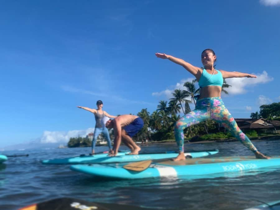 高松いくさんのインスタグラム写真 - (高松いくInstagram)「Family & girlfriend ❤️と SupYoga Lessonに参加🙌 「最初に落っこちた人が、 コーヒー奢りね！！」 って言い始めたscottが、 ドボン👍🤣 優しさなのか？ww っということにしておこうか？？ww  こんなやりとりを聞いてたSupYogaの先生が、「コーヒー飲むなら、cafe cafe ってカフェがあるよ」 っと、教えてくれた🤣（笑)  しかし、 結構いい波あって周りでサーフィンもしてる状況だったので結構なチャレンジャー達だったと思うw みんなで海上散歩とSupYoga出来て、 最高の時間だった😊  #maui #sea #sup #supyoga #hawaii」9月20日 20時59分 - iku_takamatsu_trip_sup_yoga