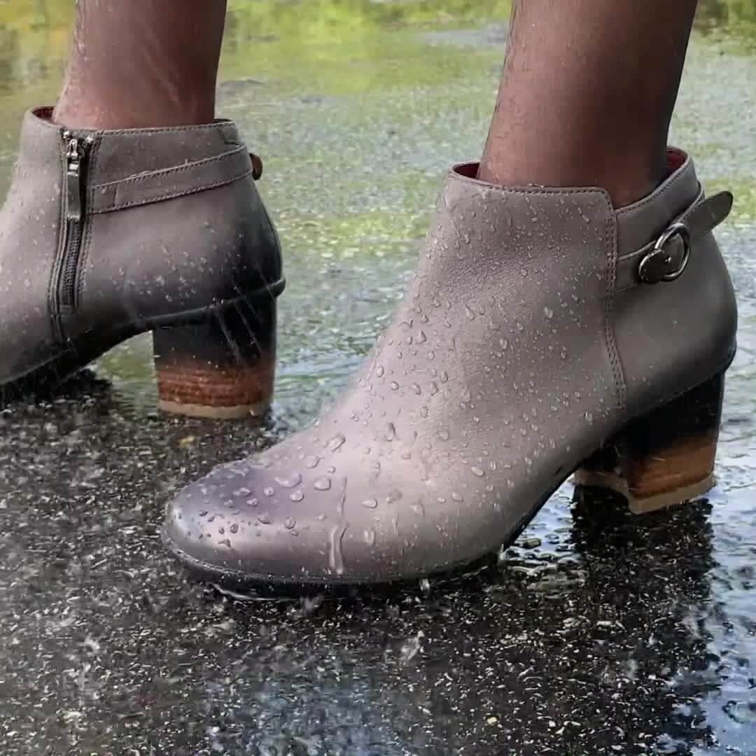 のインスタグラム：「Waterproof and stylish? Yes please! Shop Perry now at the link in the bio. . . . #dansko #waterproof #instalove #boots #shoes #danskos #justyourfavorites #instagood #danskostyle #comfort #newshoes #booties #fall #autumn」
