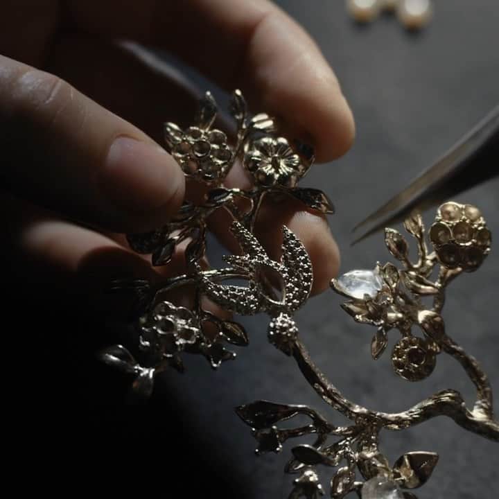のインスタグラム：「COROMANDEL and Maisons d’art. A voluptuous fragrance teamed with a precious piece of jewelry crafted by the Maison Goossens, nestled in a gift box lined with tweed hand-woven by the Maison Lesage.  #LesExclusifsdeChanel #ChanelFragrance #CHANELMetiersdArt」