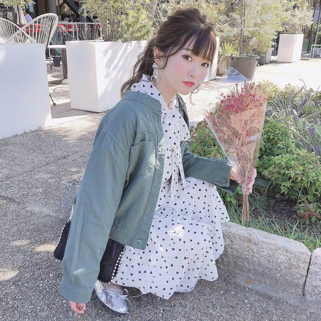 伊藤りかさんのインスタグラム写真 - (伊藤りかInstagram)「． 今年はミリタリージャケットに挑戦◌ 今からの時期の羽織りにぴったり🧥🌿 * あえて白ドットワンピースと合わせて 甘辛コーデに仕上げてみたよ〜どうかな！？ (かっこいい雰囲気よりフェミニンが好きです❤︎) * とにかくシルエットが綺麗だよ♡ @fifth_store の ４０%オフクーポンでお得にゲットしてね💐 * #女の子 #シンプル #毎日コーデ #フィフス #休日コーデ #ミリタリージャケット #ミリタリーノーカラージャケット #秋アウター #カジュアル#トレンド #フェミニン #アウター #ワンピースコーデ #ワンピース #秋コーデ #ファッション #ミディアムヘア #甘辛コーデ #fifth #fifthtl #fashion #code #ootd #伊藤りか #snsクリエイター」9月20日 21時10分 - rrrika.i