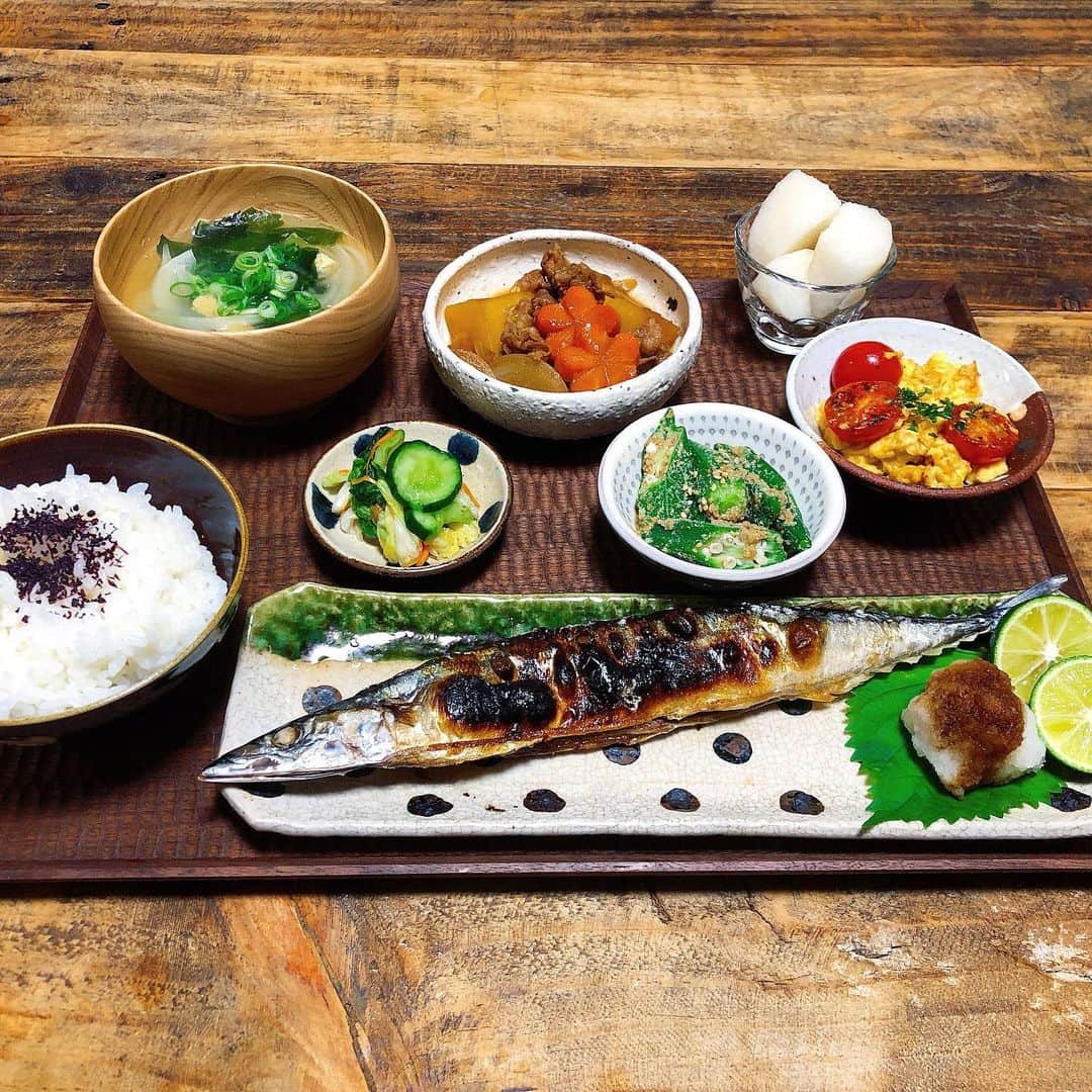 chaako ちゃあこのインスタグラム：「2019.9.20 * * 今日の晩御飯٩(๑❛ᴗ❛๑)۶ * ＊秋刀魚の塩焼き ＊肉じゃが ＊オクラの胡麻和え ＊ミニトマトのふわふわ卵炒め ＊白菜漬け ＊玉葱とわかめのお味噌汁 ＊梨 * でした(๑´ڡ`๑) * 久しぶりに載せるごはんが、前postと同じ、秋刀魚定食になっちゃった(笑) * 今週も秋刀魚の塩焼き♡ 秋刀魚が食べたくて食べたくて(σ･∀･)σ * やっぱり秋刀魚は美味しい！ 今時期は3日に1回くらい食べたくなるなー。 * * * ストーリーに載せましたが、はなちゃん… 月曜日になんかおかしくて。 頭上げたまま寝ようとするし、夜はうろうろしたり、いつもは寝ない様な所で寝るし、これはやっぱり認知症なのかな…って。 * ネットで調べたら、当てはまる事ばかりで。 でももう15歳オーバーだから、認知症になってもおかしくないわけで。 * 勿論、私達は介護する気あるし、どうなろうとはなちゃんは、はなちゃんなので… * ただ、私の事を忘れたり、わからなくなる事は淋しいなーって思って( ﾉД`)ｼｸｼｸ… * まだそこまではないのですが、その可能性もあるから、はなちゃんの耳元で、ずっと「◯◯よー。」って名前を言ってました(笑) * そんなはなちゃんですが。 火曜日の朝、私が抱っこしたら興奮して久しぶりに発作が出てしまって、いつもみたいに鳴くわけじゃなく、前足を開いた伏せの状態で、ふぅふぅしてて… これはもう駄目なのかもしれない！って。 * 病院に電話して、少し落ち着いてから急いで行って。 そしたらね、病院に向かう車内でもういつものはなちゃんに戻ってて(笑) * 一応、久しぶりに血液検査してもらったけど、腎臓の数値も落ち着いてるし、心臓の方も悪くなってる感じではなくて… * 発作は私が抱っこした時に嫌がって、興奮したからなんだろうけど、前日の行動とかはやっぱりわからなくて。 * 認知症の症状だったのかもしれないけど、それ以降はいつもの普通のはなちゃんで。 * 普通に頭付けて寝るし、うろうろもしないし、いつものクッションで寝るし。 * 月曜日の夜は、はなちゃん自身もほとんど寝れず、私もほとんど寝ずにはなちゃんの事見てたし、夫も何度も起きて、寝不足で(笑) * 本当に何だったんだー(´ㅂ`;) はなちゃんのみぞ知る、出来事でした(笑) * 今日は【凪のお暇】が最終回ですね♡ 楽しみ楽しみ♡ * 日曜日は、姉達がはなちゃんに会いに来てくれる予定だったのに、台風が来るので延期に…悲しいo(TωT)o * * * #はなちゃんの病気の記録」