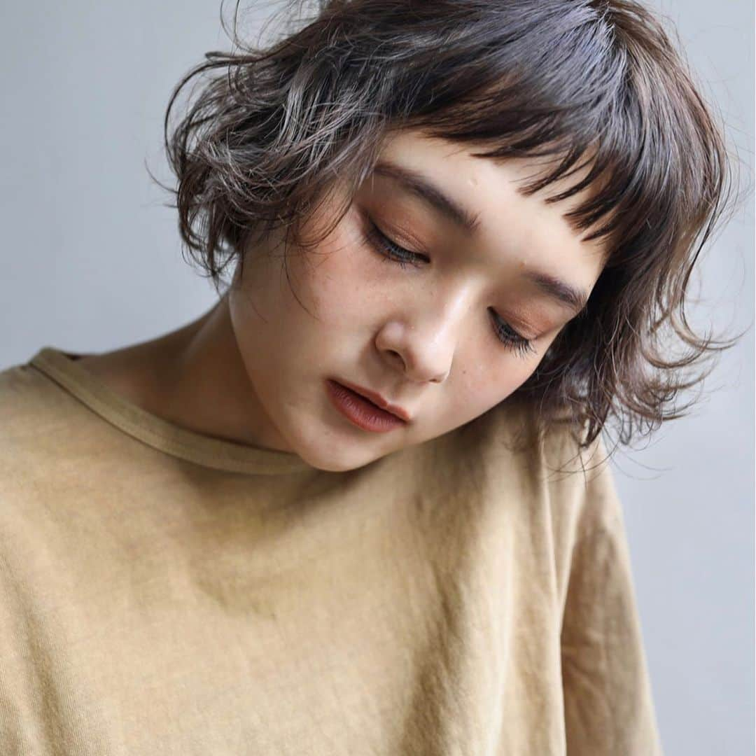 HAIR CATALOG . JPさんのインスタグラム写真 - (HAIR CATALOG . JPInstagram)「いい感じに力の抜けたショートボブ。 身も心もどんどん軽くなっていく雰囲気のヘアスタイルって、こんなことかな。  #hc#haircatalog#hair#hairsalon#hairstyles#haircut#short#shorthair#tomboy#genderless#haircolor#salon#japan#ヘアカタ#ヘアカラー#ヘアスタイル#ショート#ショートヘア#サロン#サロモ#シルエット#質感#透明感#秋髪  @hair_catalog_jp  SCREEN  Kana Hashimoto @screen_kana」9月20日 21時04分 - hair_catalog_jp