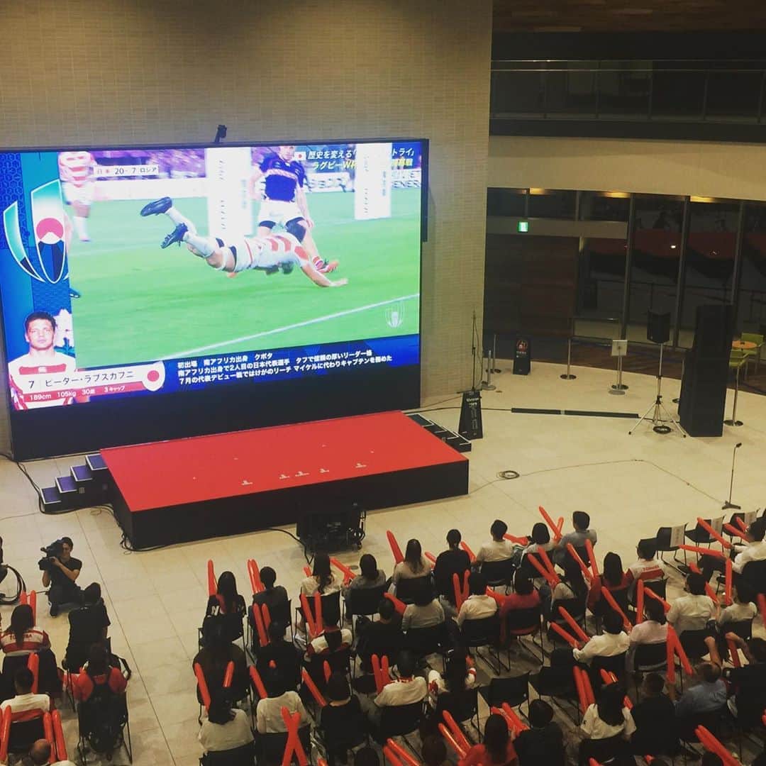 立田恭三のインスタグラム：「よーし！！ 20-7  #ラグビー #ラグビー日本代表 #パブリックビューイング  #読売テレビ新社屋 #goチェリーブロッサムズ」