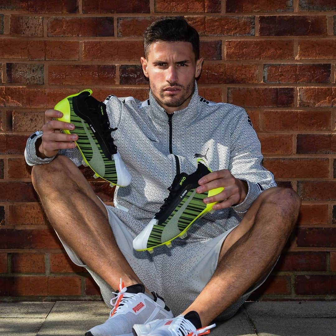 ファビアン・シェアのインスタグラム：「Boosted for Rush hour 🔋💨 #NewLevels #pumaone @pumafootball」