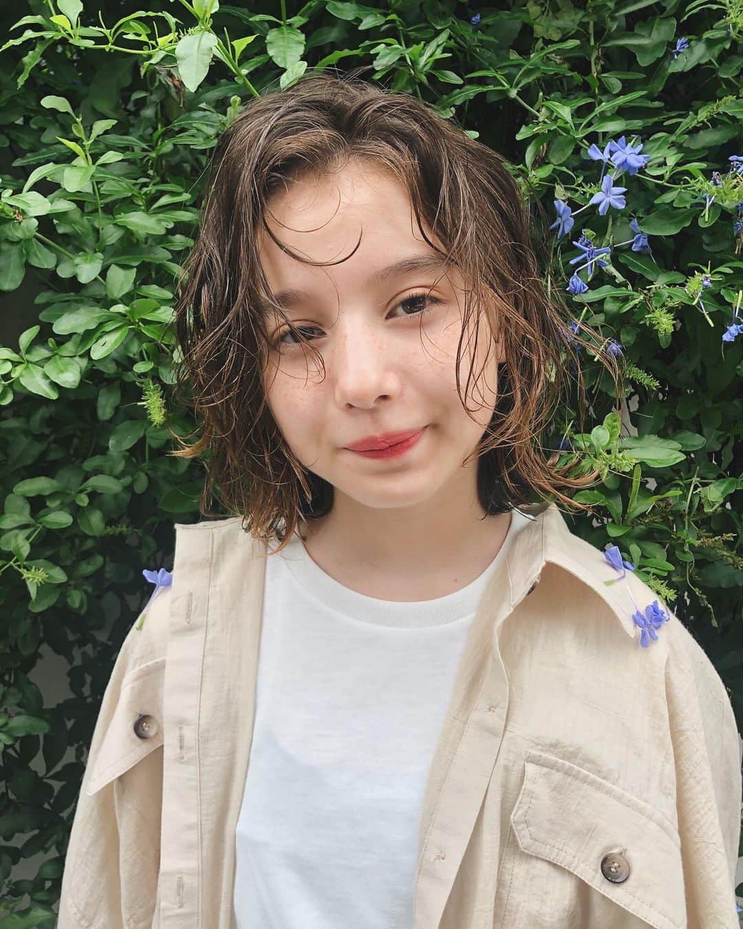 のインスタグラム：「日曜日から水曜日までお休みをいただいております🙇‍♂️ ・ ・ ・オリジナル配合で他にはできないカラー ・◎ ・ ・退色が気になるブリーチカラー用に ・3週間以内のメンテナンスメニューもご用 ・意してます☺︎ ・ ・大切な髪の毛を髪質やダメージレベルに ・合わせ丁寧にブリーチ・カラーいたしま ・す☺︎ ・ ・ブリーチの回数がわからない。 ・料金が気になる。 ・なんでもご気軽にご相談ください😊 ・ ・ご予約やご相談はDM・LINE・NETより ・お待ちしております。 ・ ・ ・  #アディクシー #イルミナカラー  #外国人風カラー #ミニボブ #切りっぱなしボブ #ハイライト #外ハネ #グラデーション #ベージュ#ポートレート #Wカラー #ストキュア #美容学生 #撮影 #ウルフヘア #ウルフカット  #ショートヘア #グレージュ  #ブルージュ #ブリーチ #portrait #フィルムカメラ #hairstyle #ショートカット #haircolor #ハイトーン #데일리룩 #时尚 #แฟชั่น#デジキュア」