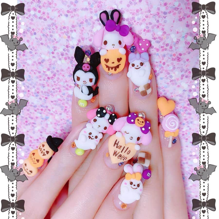 あかりさんのインスタグラム写真 - (あかりInstagram)「ことしのハロウィンネイルゎ 愛してやまないめろたーん🎀💜🧡 ハロウィンぽさ意識してクロミ様にも しゅつえんしてもらったお💀🖤わら  リボンのドットがら🎀 うさみみめろたんᕱ⑅ᕱ♥ うさみみおばけ👻ᕱ⑅ᕱ♥ ハロウィンぜんかいのカラー🖤💜🧡 もぉほんっとかわいすぎるよぉぉぉ🎀💖 おやゆびのハロウィンめろたんケーキの スペシャル感🧁🎃💜やばい😍✨ こーもりもﾁｮｺﾝといるよ🦇🖤わら  かおりおねーさま🎀💖 あんてーの超絶クオリティ✨のネイル いつもありがとぉございますっ💜🧡 かおりおねーさまじしんの ハロウィンネイルもたのちみにしてます🥰 👻🎃🍭🍬🍪👻 #あかちゃむのネイル #あかちゃむとめろたん #ハロウィン #ハロウィンネイル #ハロウィンマイメロネイル #サンリオハロウィン #ハロウィンマイメロ #マイメロハロウィンネイル #マイメロハロウィン #キャラネイル #マイメロネイル #自爪ネイル #自爪ロングネイル #自爪ロング派 #halloweennails #halloweennail #halloweennails2019 #sanriohalloween #sanriohalloweennails」9月20日 21時16分 - akachamxx