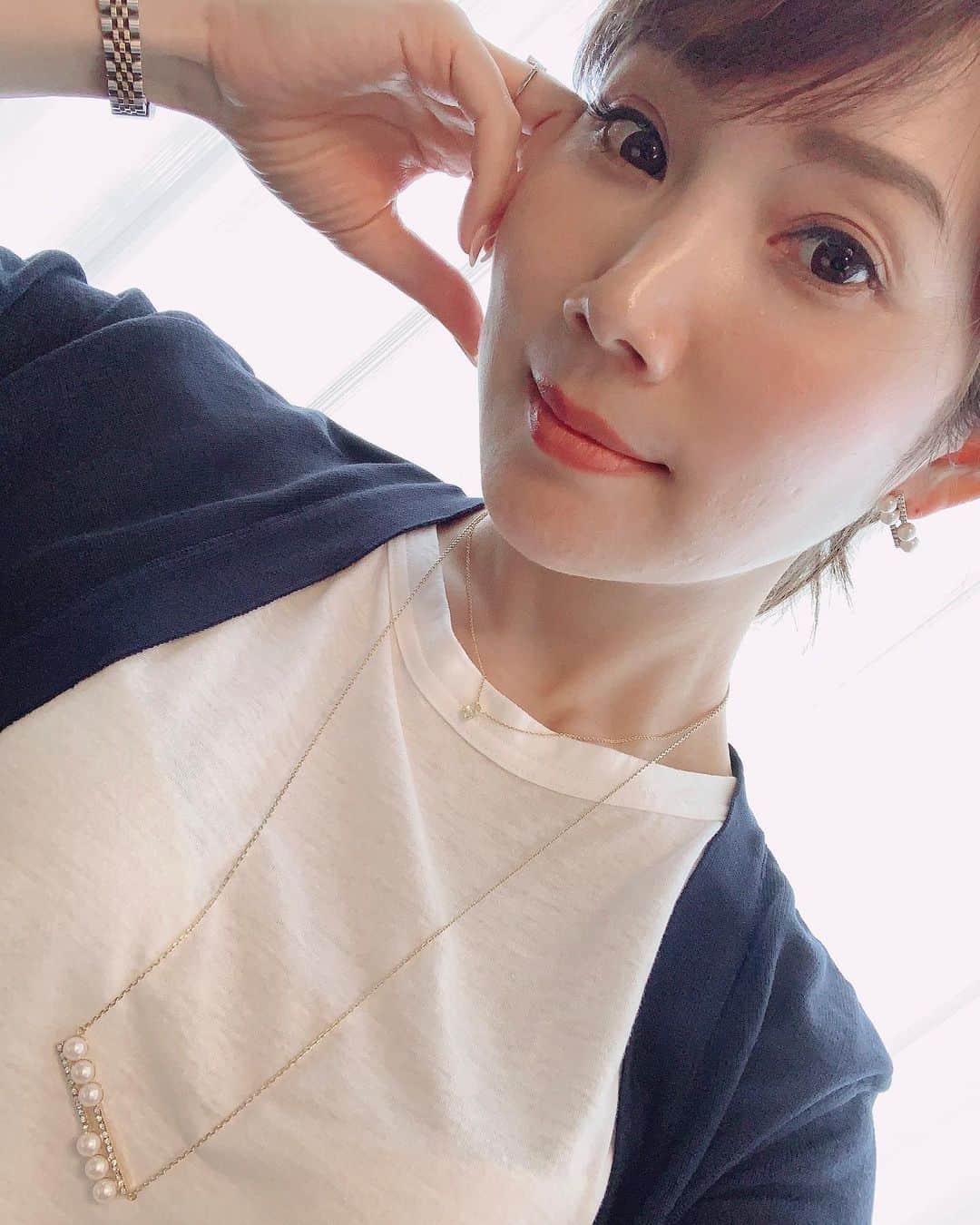 のインスタグラム：「・ ・ 美容は大好きだけど あまりコスメは冒険できないタイプ… ・ だけどちょっと季節の変化を楽しみたくて 秋色リップにチャレンジ！！ ・ #chanel の#rougecoco 56 チークは#canmake の#限定色 ・ 娘にダメ出しされながら選びました^^; ・ ・ #cosme #makeup #rouge #lipcolors #autumnmakeup #コスメ #メイク #秋メイク #リップカラー」