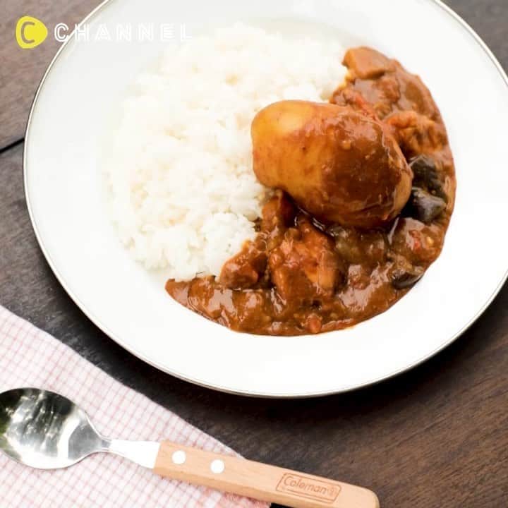 Coleman Japanのインスタグラム：「＼#私のコールマンレシピ 動画公開中‼️／ 野菜自身の水分だけ⁉️ダッチオーブンで作る極旨無水カレー❤️ ・ 沢山の応募の中から、#たけだバーベキュー さんによる選考の結果、ダッチオーブンの良さを生かした『無水カレー』が採用となりました！ @yuyaikoooさん ありがとうございました✨ ・ 動画は、C CHANNELやmama＋、コールマン公式YouTubeでも公開中！ コールマンギアを使った、アウトドアならではのレシピ。ぜひ、皆さんも挑戦してみてくださいね！ ・ ・ ・ @cchannel_food @mamatastv @takeda_bbq #灯そうColeman #灯そうコールマン #灯そう #Coleman #コールマン #Camp #キャンプ #Outdoor #アウトドア #アウトドア料理 #アウトドア飯 #キャンプ飯 #キャンプご飯 #キャンプ料理 #キャンプごはん #アウトドアレシピ #キャンプレシピ #私のコールマン #カレー #無水カレー #ダッチオーブン #ナイスバーベ #CCHANNEL #ママタス」