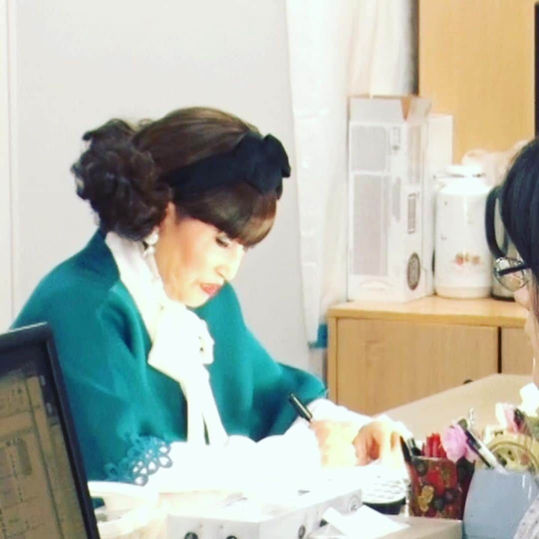 黒柳徹子さんのインスタグラム写真 - (黒柳徹子Instagram)「明日、９月21日（土）２３：15から、テレビ朝日『松之丞カレンの反省だ！』に出演してます。 松之丞さんが、『徹子の部屋』のスタッフルームにやって来た！  カレンさんが、どんなコメントするのか、楽しみ💕 是非、ご覧ください。 おもしろいと思います。」9月20日 21時17分 - tetsukokuroyanagi