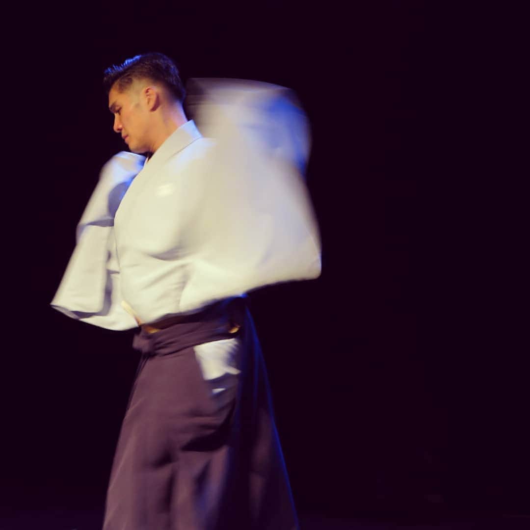 梅川壱ノ介（舞踊家）のインスタグラム：「𝕊𝕒𝕘𝕚𝕞𝕦𝕤𝕦𝕞𝕖 ￣￣￣￣￣￣￣￣￣￣￣￣￣￣￣￣￣￣￣￣￣￣ ヘルシンキでは日本の四季をテーマに踊りました。 その中で冬の踊りとして鷺娘を踊りました。  儚くも美しく息絶える鷺娘、、、 玉三郎先生の鷺娘をいつも思い出します。  #梅川壱ノ介  #四季 #日本舞踊 #ヘルシンキ #鷺娘」