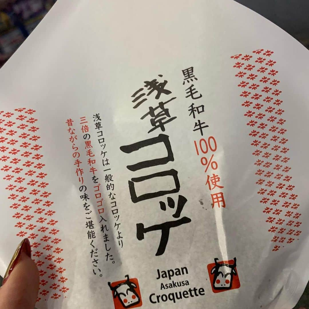 梅田えりかさんのインスタグラム写真 - (梅田えりかInstagram)「食い倒れするくらい食べてきた🐷 . 浅草の雰囲気だいすき！！！！ . . #浅草寺 #雷門 #お寺 #お参り #日本 #東京 #浅草 #観光 #おみくじ #sensoji #sensojitemple #asakusa #asakusatemple #kaminarimon #tokyo #japan #view #ig_japan #photojapan #photo_jpn」9月20日 21時27分 - umeeri524