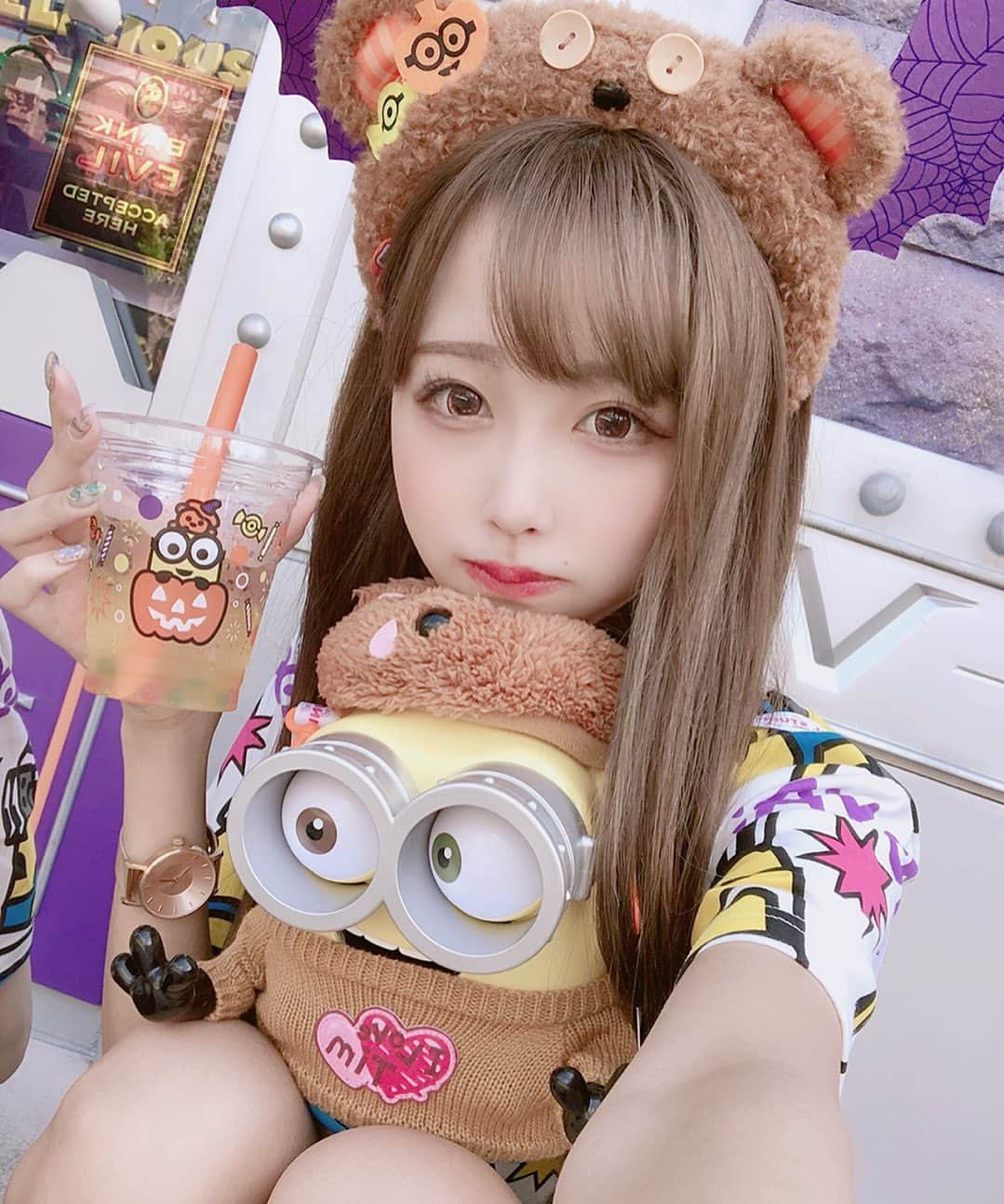 さきぼんさんのインスタグラム写真 - (さきぼんInstagram)「ストーリーで好評だったから載せる🧸💗 テーマパークのつぶつぶ炭酸ジュース大好きだからこの日も2杯飲んだよ！ . このポップコーンケースは年間パスをもってると11/4までポップコーンおかわりし放題なの😂 . . #usj #universalstudiosjapan #ユニバ #ユニバーサルスタジオジャパン #ハロウィン #halloween #仮装#ミニオン #ミニオンズ#ティム#ハロウィンユニバ#こわかわハロウィーン  #さきぼん関西 #さきぼんハロウィン🎃」9月20日 21時22分 - sakibon69