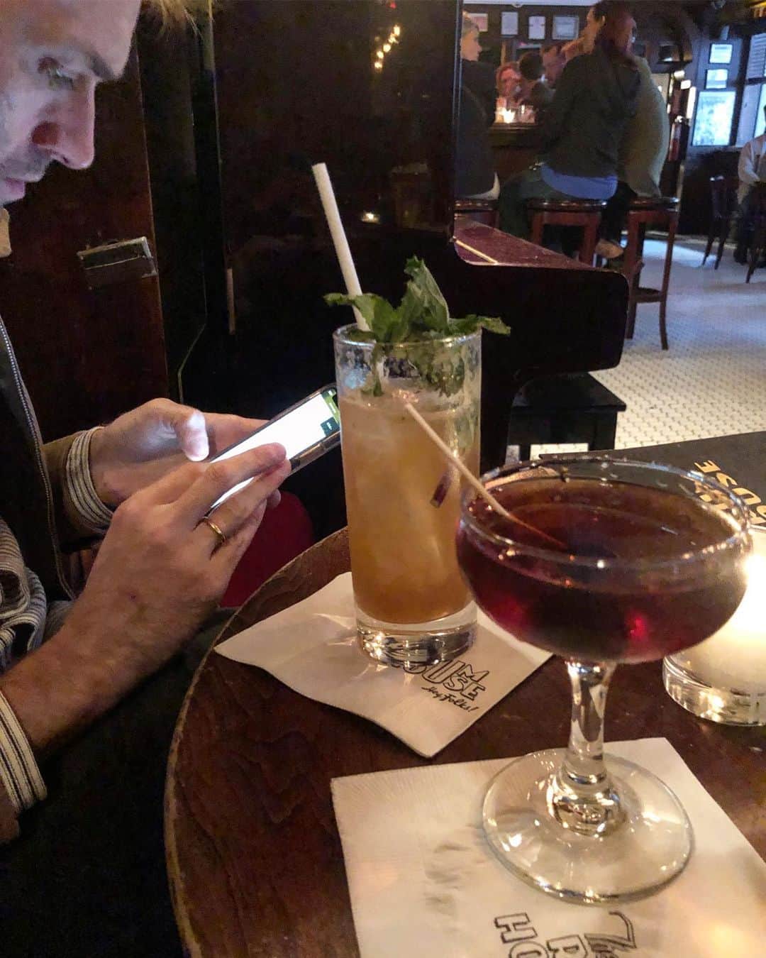 クレア・コフィーのインスタグラム：「Cocktails and Kindergarten applications @therumhouse pre- @hadestown which is SO GOOD PLEASE DO NOT MISS THIS TOTALLY MIND BLOWING SHOW!!! #multitasking」