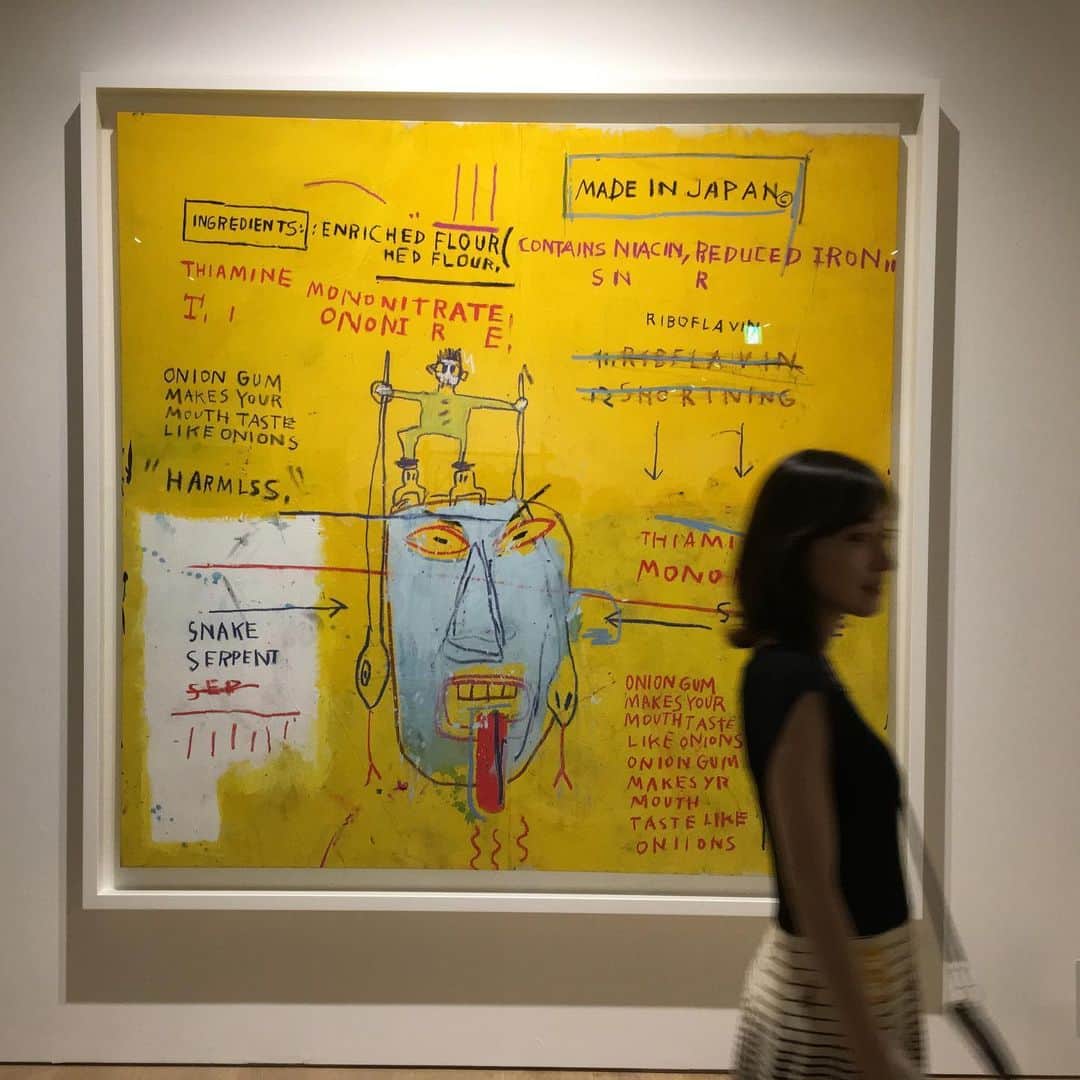 小橋めぐみのインスタグラム：「明日から森アーツセンターギャラリーで始まるバスキア展の内覧会へ。 わずか10年の活動期間を強烈なエネルギーを放出しながら駆け抜けたバスキア。日本にも度々来日していたそうで、ひらがなやyenをモチーフにした作品や、空手の絵もあったり🤭 ぐっと身近に感じるとともに、その熱量に圧倒された。 #バスキア展  #basquiat #森アーツセンターギャラリー ✳︎主催者の許可を得て撮影しています」