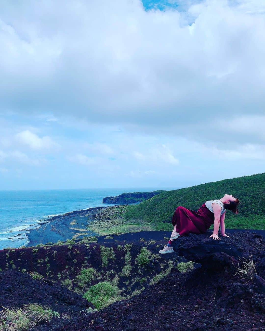 出雲阿国さんのインスタグラム写真 - (出雲阿国Instagram)「真っ黒な カンラン石で覆われた ひょうたん山。  一歩一歩歩くごとに シャリシャリと 悪い気が払われるような 心地よい軽い音がします。  すり鉢状になっているこの山は 1940年の噴火で一夜にして 誕生した山なのだとか。  一夜にして山が出来るなんて… 地球って、すごいエネルギー❤️ 生命力を感じます。  噴火前までは海中だった場所なんだそう。  無意識から意識する。 無自覚から自覚する。 そのためには とてつもないエネルギーが必要なんだなぁ。  無意識に自分を苦しめる癖や 自信が無い時は この場所のエネルギーをもらい 手放していこう❤️ やる気のエネルギーが湧いてくるよ！  ポーズのタイトルは 「解き放て！心！」 笑笑  一見危険な崖に見えますが 実はとっても安全なところで 解き放っていますw  #三宅島 #パワースポット #ひょうたん山 #一夜にしてならずじゃなくてなる事もある #エネルギー #開運ずもトラベル #ずも姉  #影響受けちゃった #出雲阿国」9月20日 21時27分 - izumonookuni