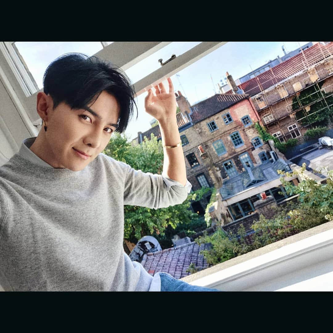ダンソン・タンのインスタグラム：「終於溫暖一點☀☀📸📸 #london #DT #唐禹哲 #HOTHEART #SEVENDAYS」