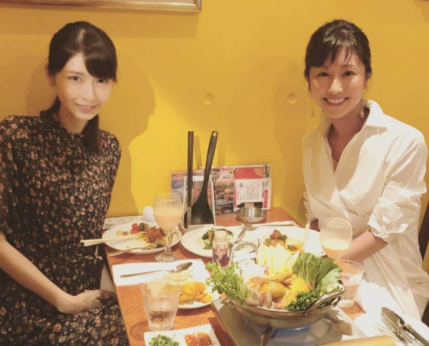 酒井千佳さんのインスタグラム写真 - (酒井千佳Instagram)「* ゆうきちゃんとネパール料理。  ヒマラヤの塩が美味しかった。 小籠包みたいなやつも美味しかったよ。  5年前に はじめてゆうきちゃんと二人で ごはん行ったときは ブルガリア料理に行った。 らしい。 記憶があいまい。。 でもブログにそう書いてあった笑。  #川村優希 ちゃん #ネパール料理 #ブルガリア料理 #多国籍料理  #🇳🇵 #🇧🇬 #🍲 #🍴」9月20日 21時29分 - sakaichikaaaa