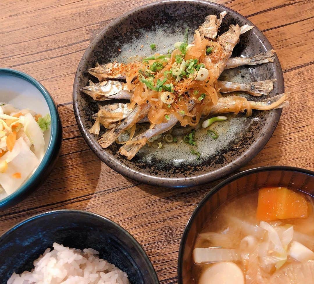 石川瑠利子のインスタグラム：「. . 🐟 ししゃもの南蛮漬け🙆🏻‍♀️✨ なんでもない盛り付けも、美味しそうに見せてくれるお皿❤️ . . #るりご飯 #るり飯 #皿好き #food #japanesefood #foodie #お皿に助けられる #笑」