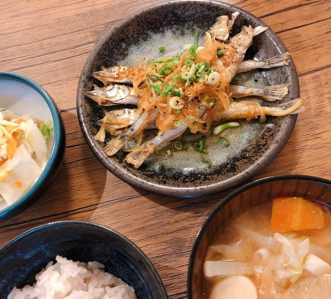 石川瑠利子さんのインスタグラム写真 - (石川瑠利子Instagram)「. . 🐟 ししゃもの南蛮漬け🙆🏻‍♀️✨ なんでもない盛り付けも、美味しそうに見せてくれるお皿❤️ . . #るりご飯 #るり飯 #皿好き #food #japanesefood #foodie #お皿に助けられる #笑」9月20日 21時33分 - ruriko_ishikawa