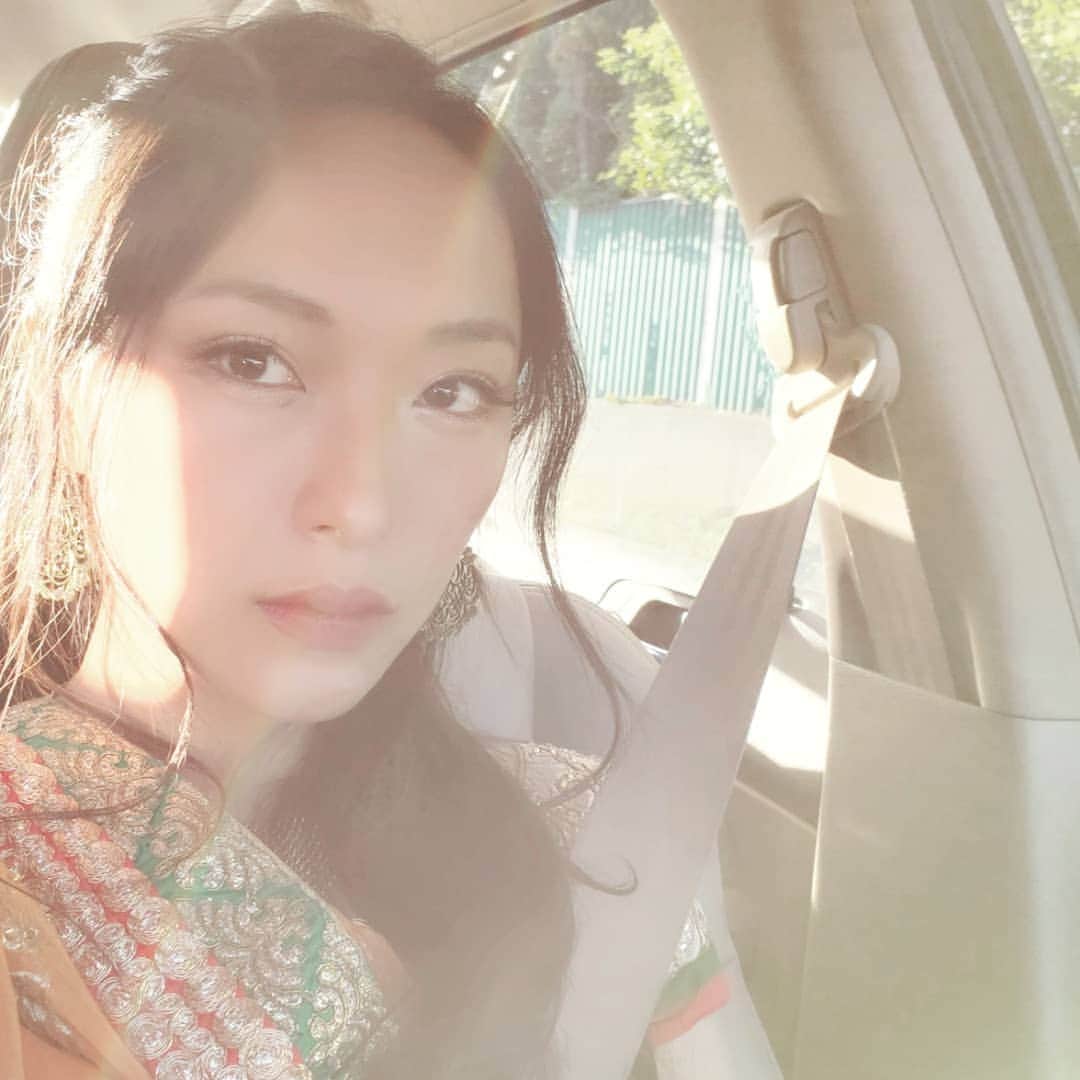 鈴木みほさんのインスタグラム写真 - (鈴木みほInstagram)「Went to celebrate a beautiful couple. 3 days of wedding festivities, day 1. 才色兼備なカップルの結婚式に行ってきました。3日間のうちの1日目。  Express the feeling of love directly, so often is something new to me.  I sometimes feel, just a word means nothing, but also I do believe the power of vocalization. ❤❤❤ 愛情を直接的に、日常的に表現したり、愛してるっていうような言葉は私は慣れていない。たぶんたくさんの日本人もそうじゃないかな。良いとか悪いとかじゃなくて。 簡単に吐き出された言葉なんてあまり信用できない、とも思うけど、愛情を伝える言葉のチカラは人の命を救えるとも思う。  I tried but I don't think I can tie my hair nicely😅 At last it tries to go back to natural hair down style… 🤣 髪のセット本当に苦手😭くるっとまいた髪はパーティーが終わるまでもたずにストンとな。🤣 . . .  #wedding #love #vocalization #mihosuzuki #愛情表現 #異文化 #結婚式 #命を救う #祝 #髪セット下手 #いただき物 #ドレス」9月20日 21時34分 - mihyonvision