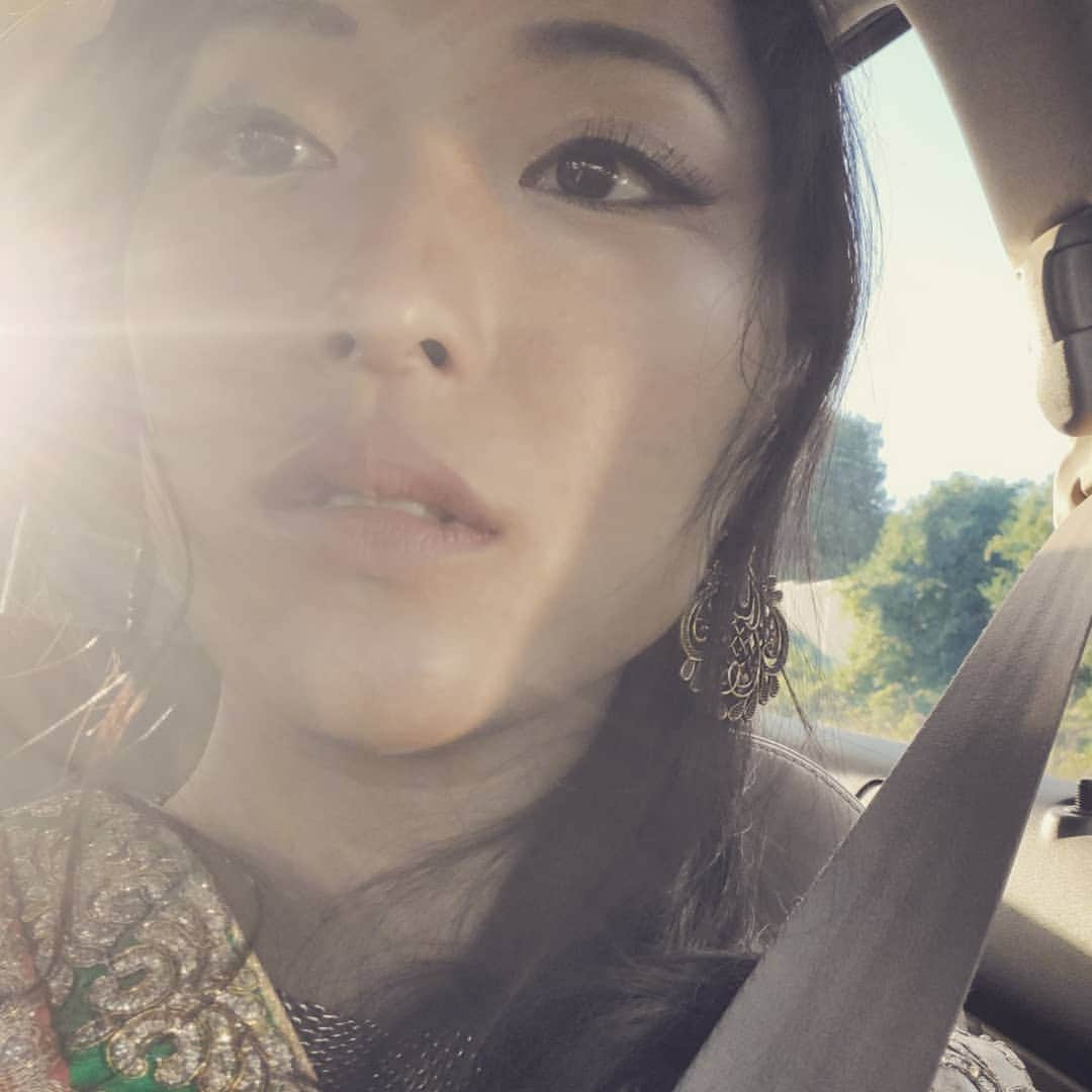鈴木みほさんのインスタグラム写真 - (鈴木みほInstagram)「Went to celebrate a beautiful couple. 3 days of wedding festivities, day 1. 才色兼備なカップルの結婚式に行ってきました。3日間のうちの1日目。  Express the feeling of love directly, so often is something new to me.  I sometimes feel, just a word means nothing, but also I do believe the power of vocalization. ❤❤❤ 愛情を直接的に、日常的に表現したり、愛してるっていうような言葉は私は慣れていない。たぶんたくさんの日本人もそうじゃないかな。良いとか悪いとかじゃなくて。 簡単に吐き出された言葉なんてあまり信用できない、とも思うけど、愛情を伝える言葉のチカラは人の命を救えるとも思う。  I tried but I don't think I can tie my hair nicely😅 At last it tries to go back to natural hair down style… 🤣 髪のセット本当に苦手😭くるっとまいた髪はパーティーが終わるまでもたずにストンとな。🤣 . . .  #wedding #love #vocalization #mihosuzuki #愛情表現 #異文化 #結婚式 #命を救う #祝 #髪セット下手 #いただき物 #ドレス」9月20日 21時34分 - mihyonvision