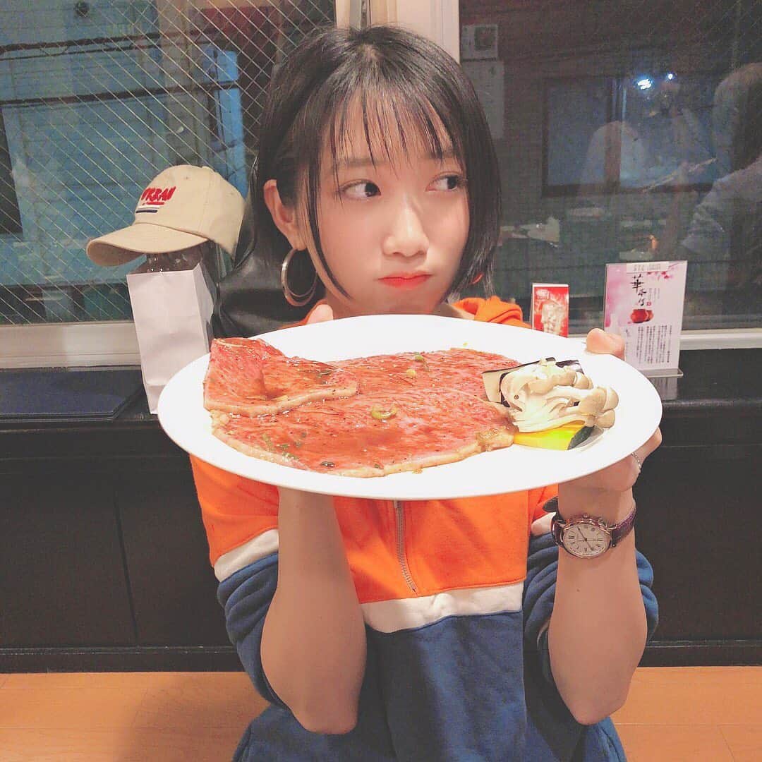 上野優華さんのインスタグラム写真 - (上野優華Instagram)「昨日、スタッフさんとご飯いったのー👏👏 いやはや楽しかった…… そして焼肉は元気になりますな。  考え事が多い時期なので。 色んなお話ができて、とても幸せでした。  #焼肉 #肉 #肉女子 #肉活  #肉食女子 #ディナー #dinner #夜ご飯 #飯テロ #食べスタグラム #肉スタグラム #グルメ #グルメ写真  #牛肉 #ロース #🐃 #焼き肉 #お肉 #肉肉肉 #肉は人を幸せにする」9月20日 21時46分 - yuukaueno0205