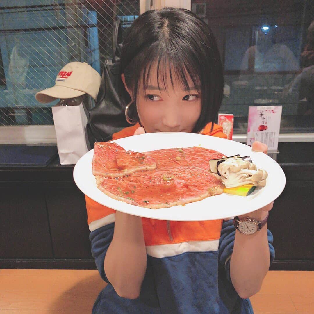 上野優華さんのインスタグラム写真 - (上野優華Instagram)「昨日、スタッフさんとご飯いったのー👏👏 いやはや楽しかった…… そして焼肉は元気になりますな。  考え事が多い時期なので。 色んなお話ができて、とても幸せでした。  #焼肉 #肉 #肉女子 #肉活  #肉食女子 #ディナー #dinner #夜ご飯 #飯テロ #食べスタグラム #肉スタグラム #グルメ #グルメ写真  #牛肉 #ロース #🐃 #焼き肉 #お肉 #肉肉肉 #肉は人を幸せにする」9月20日 21時46分 - yuukaueno0205