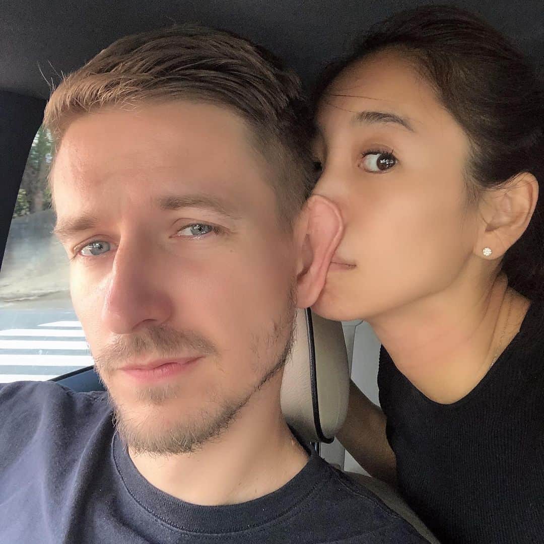 のインスタグラム：「Happy anniversary 💐❤️👰🏻👨‍⚖️ 5周年 🤔 ５年の間に出産二回繰り返し 2人の子供に恵まれて 家族をつくった。 感慨深いものがある。これからも一緒に最高な時を過ごしていきたい。 子供達に手がかかるから中々、彼とだけの時間も少なくなってしまったけど 夫婦の愛は大切にしたい。 彼に似てる子供達の成長も楽しみにこれからもgoodteamsで。  @mndset  あ〜お花綺麗だ。」