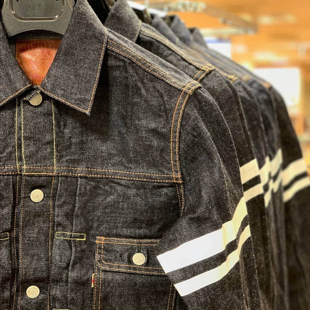 momotarojeansのインスタグラム：「Regular denim jackets #fadefriday  #kojima #kurashiki #okayama #jeans #denim #denimday #denimporn #denimhead #selvedge #selvage #selvedgedenim #selvedgeforum #denimevolution #selvedgemurah #unionspecial #goingtobattle #madeinjapan #japanesedenim #fading #naturalfading #madebyhand #madeinjapan #jeanslife #vintagejeans #fade #selvedge #mensweardaily」