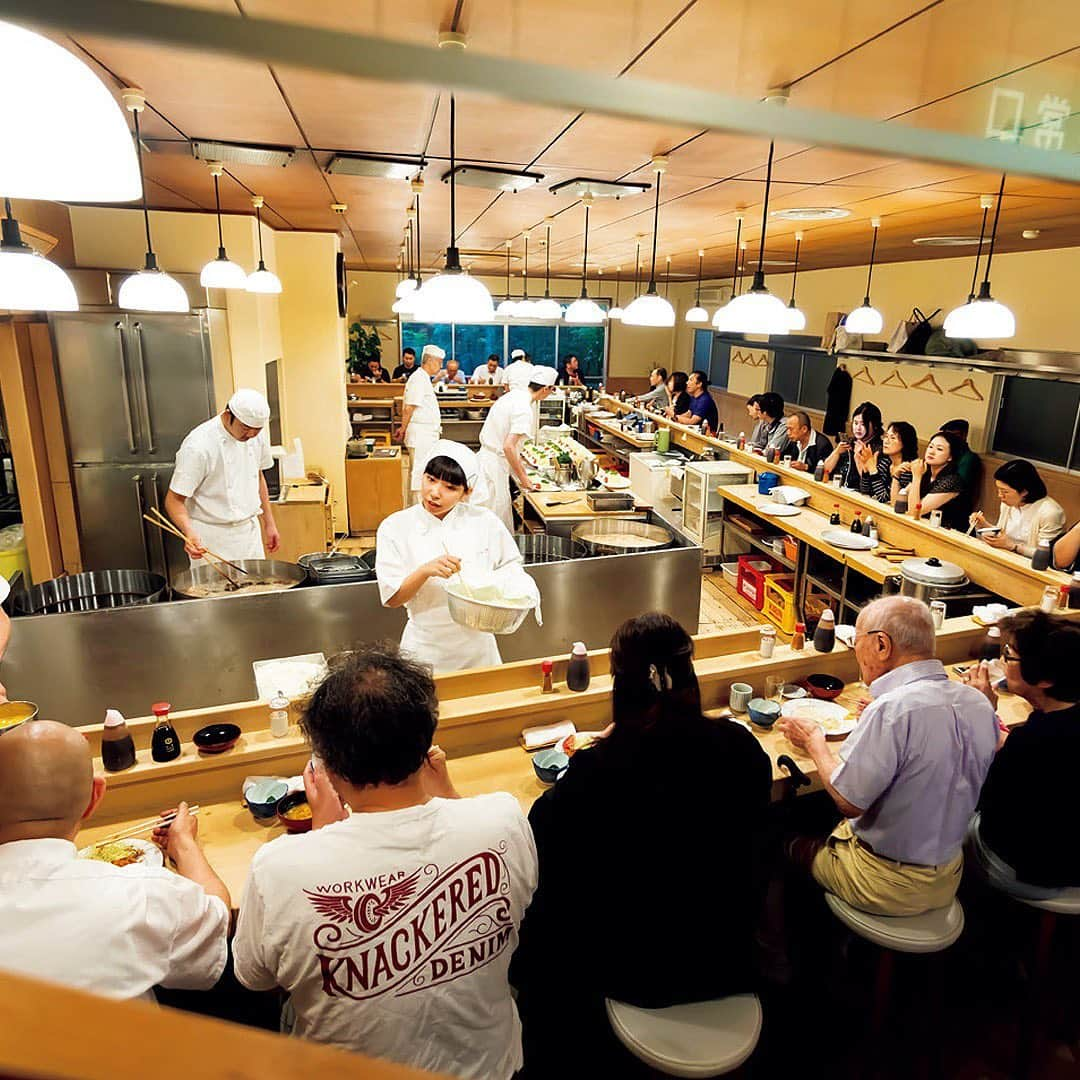 東京カレンダーさんのインスタグラム写真 - (東京カレンダーInstagram)「【自分へのご褒美に。ひとりご飯にはちょっぴり贅沢な「とんかつ」を。】 . ①】 銀座で44年、美味しさとリーズナブルな価格で今なお愛され続ける『とん㐂』。 名物は「カツ丼」だが「ロースかつ定食」も不動の人気メニューだ。 . 30年前から、豚肉は今でこそ有名になった“平田牧場三元豚”一筋。 熱伝導率の高い銅の揚げ鍋を使い、高温のラードで香ばしく揚げる。 . 銀座ながらこじんまりとして入りやすい。銀座に行きつけを作れたならばひとりご飯も充実するはず。【by東カレ編集部】 . ■店舗概要 店名：とん㐂 住所：中央区銀座 6-5-15 銀座能楽堂ビル B1F TEL：03-3572-0702 . ②③④】 目黒駅から徒歩2分。ここに多くの人を魅了するとんかつ店がある。 それが、言わずと知れた『とんき』だ。 . ザクザクッと歯ごたえのある厚く香ばしい衣のとんかつと、壮麗なコの字カウンターに心躍らせた経験がある人も多いだろう。 . 肝心のとんかつは小麦粉と卵を3回つけ、目の細かいパン粉をまぶして、約20分揚げる。こんがりと色づいたカリカリの衣、肉汁が滲む豚肉はソースがよく似合う。 . すべてにおいて、熟練。それほど隙のない仕事ぶりでありながら、スタッフの誰にもピリピリした気配がない。そこには、ただ自然なリズムが流れているだけ。もはや、神々しささえ感じる空間だ。 ⠀⠀⠀⠀⠀⠀⠀⠀⠀ ひとりで訪れ、あらゆる要素に目を凝らす。 それでこそ、『とんき』の魅力を味わい尽くせるというものだ。 【by東カレ編集部】 . ■店舗概要 店名：とんき 目黒店 住所：目黒区下目黒 1-1-2 TEL：03-3491-9928 . ー続きは東カレwebまたはアプリにてー ▶︎『　東京カレンダー　とんかつ　』で検索！ . #東京カレンダー #tokyocalendar #東カレ#東カレグルメ#東京グルメ #tokyofood #yummy #japanesefood #東京美食 #とんかつ#トンカツ #豬排 #炸豬排#とんき #目黒グルメ#銀座グルメ#ginza」9月20日 21時46分 - tokyocalendar