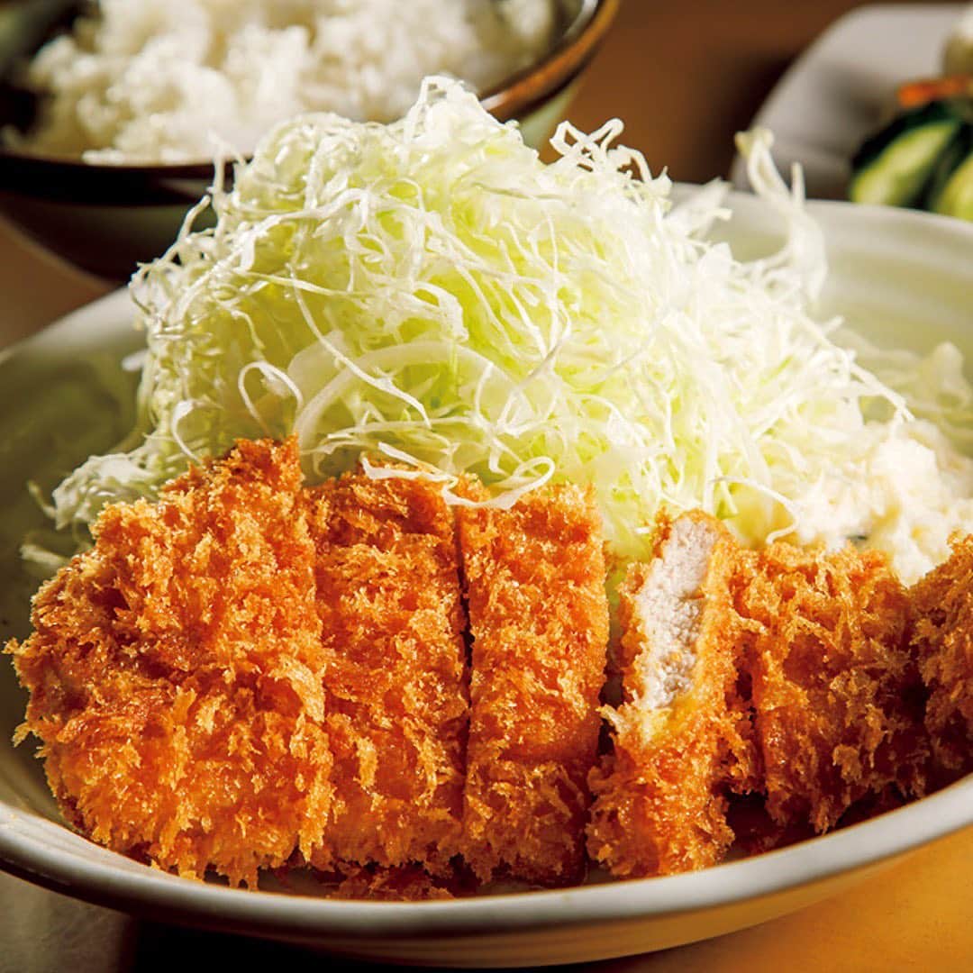 のインスタグラム：「【自分へのご褒美に。ひとりご飯にはちょっぴり贅沢な「とんかつ」を。】 . ①】 銀座で44年、美味しさとリーズナブルな価格で今なお愛され続ける『とん㐂』。 名物は「カツ丼」だが「ロースかつ定食」も不動の人気メニューだ。 . 30年前から、豚肉は今でこそ有名になった“平田牧場三元豚”一筋。 熱伝導率の高い銅の揚げ鍋を使い、高温のラードで香ばしく揚げる。 . 銀座ながらこじんまりとして入りやすい。銀座に行きつけを作れたならばひとりご飯も充実するはず。【by東カレ編集部】 . ■店舗概要 店名：とん㐂 住所：中央区銀座 6-5-15 銀座能楽堂ビル B1F TEL：03-3572-0702 . ②③④】 目黒駅から徒歩2分。ここに多くの人を魅了するとんかつ店がある。 それが、言わずと知れた『とんき』だ。 . ザクザクッと歯ごたえのある厚く香ばしい衣のとんかつと、壮麗なコの字カウンターに心躍らせた経験がある人も多いだろう。 . 肝心のとんかつは小麦粉と卵を3回つけ、目の細かいパン粉をまぶして、約20分揚げる。こんがりと色づいたカリカリの衣、肉汁が滲む豚肉はソースがよく似合う。 . すべてにおいて、熟練。それほど隙のない仕事ぶりでありながら、スタッフの誰にもピリピリした気配がない。そこには、ただ自然なリズムが流れているだけ。もはや、神々しささえ感じる空間だ。 ⠀⠀⠀⠀⠀⠀⠀⠀⠀ ひとりで訪れ、あらゆる要素に目を凝らす。 それでこそ、『とんき』の魅力を味わい尽くせるというものだ。 【by東カレ編集部】 . ■店舗概要 店名：とんき 目黒店 住所：目黒区下目黒 1-1-2 TEL：03-3491-9928 . ー続きは東カレwebまたはアプリにてー ▶︎『　東京カレンダー　とんかつ　』で検索！ . #東京カレンダー #tokyocalendar #東カレ#東カレグルメ#東京グルメ #tokyofood #yummy #japanesefood #東京美食 #とんかつ#トンカツ #豬排 #炸豬排#とんき #目黒グルメ#銀座グルメ#ginza」