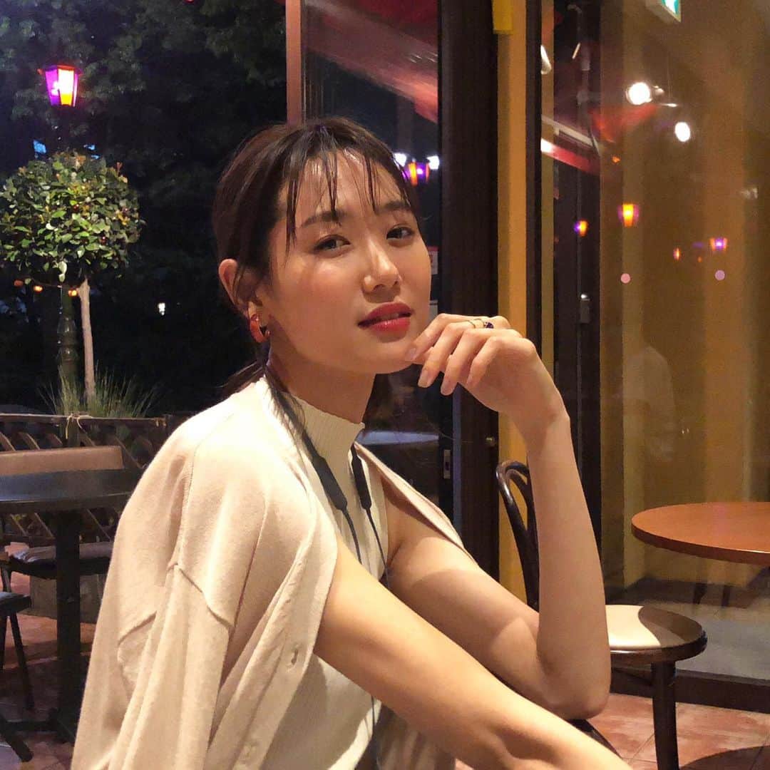小林ようのインスタグラム：「照明が真上にあると顔に影が出て写り悪くなるから顎を少し上に向ける！ って力説してるのに誰も聞いてくれなかったときの写真。 #聞かれたから答えたのに #私の扱い . #tgif #happydrunk #terrace #uenopark #tokyo #japan #上野 #東京 #ほろ酔い」