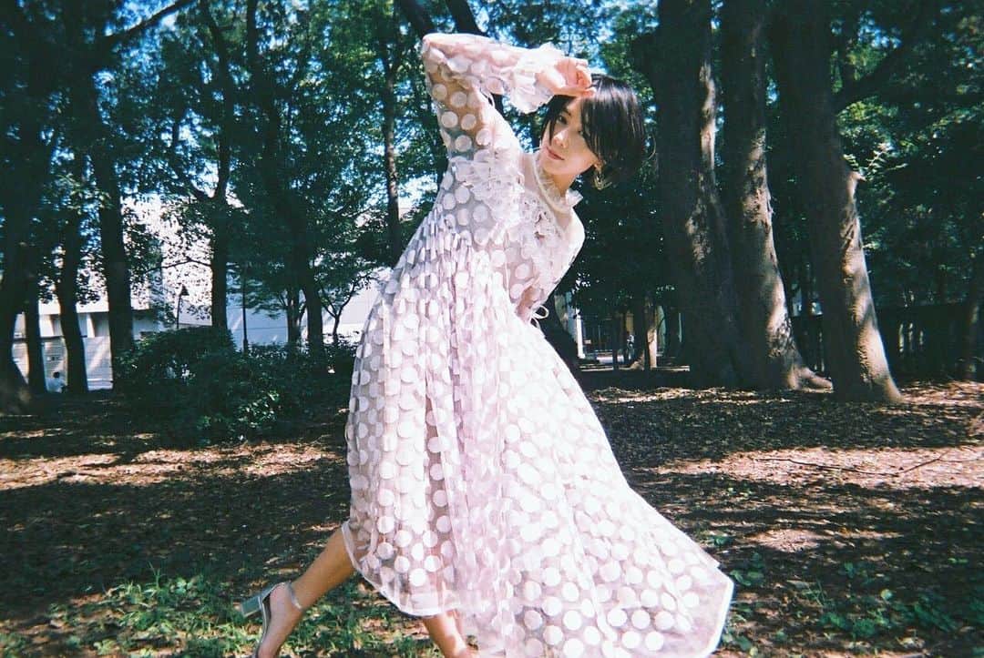 木村仁美のインスタグラム：「- A L I G H T - 光に溶けて 煌めいて…  あぶくとJellyfish  dress  モデルをさせて頂いてます @a.l.i.g.h.t  展示会お楽しみにです。💐 . . . . . . . . . . . . #alight #model #撮影 #ダンス #舞う #ワンピース #ドレス #踊る #ショートヘア #フリーランスモデル #作品撮り #モデル撮影 #展示会 #dance #アーティスト #ダンサー #nostalgic #dreamy #バレエ #balletdancer」