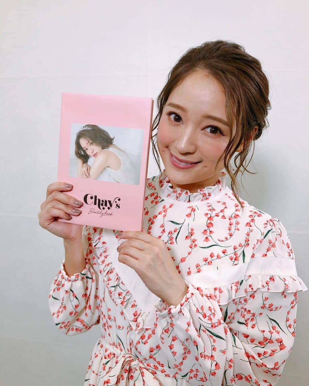 chayさんのインスタグラム写真 - (chayInstagram)「明日は「王様のブランチ」本のコーナーに出演します📺 【chay's BEAUTY BOOK】を紹介させて頂きます💄 有難いことに信じられない数のご予約を頂き、発売から3日ですでに完売間近になって参りました😭 本当に有難うございます✨ そして、この度、デジタル版の販売が決定しました😳‼️ 早速Amazon、楽天、紀伊国屋書店などなどのサイトからデジタル版がご予約出来ます🎉 ご予約はプロフィールページのURLからチェック🕊 更に、9/26伊勢丹新宿、9/28大阪にて開催される発売記念イベントにて、各回先着5冊ずつのみ限定で販売📕 ご購入頂いた方は2ショット会にも参加していただけます😆当選でハズレてしまった方も是非いらしてください🙆‍♀️ 少しでも多くの方にご参加頂きたいので、お一人様一冊までとさせて頂きます🙇‍♂️ 14:00、16:00、18:00のトークショーはどなたでも観覧可能なので遊びに来てね❤️ みんなに会えるの楽しみにしてます🥰 明日、ブランチ見てください🌟  #王様のブランチ #chaysbeautybook #cancam #chesty #beauty #makeup #make #美容 #メイク #スキンケア #ダイエット #ヘアアレンジ」9月20日 21時54分 - chay1023_official