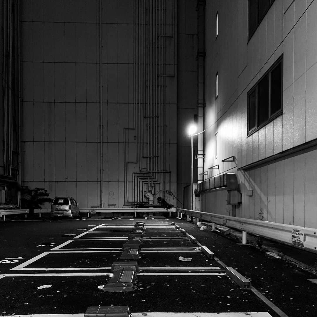 naotakeのインスタグラム：「駐車場 - A parking lot / iPhone XR + Snapseed, 20190921 . . いま気になるのは「ニンニクこしょう飯」。 . . #spicollective #royalsnappingartists #infamous_family #rsa_main #infinity_photo_cult #2_fineart #jp_gallery #jp_gallery_bnw #trb_bnw #wp_bnw  #bnw_life #bnwlife_member #bnw_life_shots #bnw_captures #world_bnw #top_bnw #team_jp_ #team_jp_モノクロ #ig_energy_bw #ig_nihon #streetphotographybnw #igersjp #blackandwhite #bnw #bnwphoto #monochrome #bw #bnwphotography #ShotOniPhone #shotoniphoneXR」