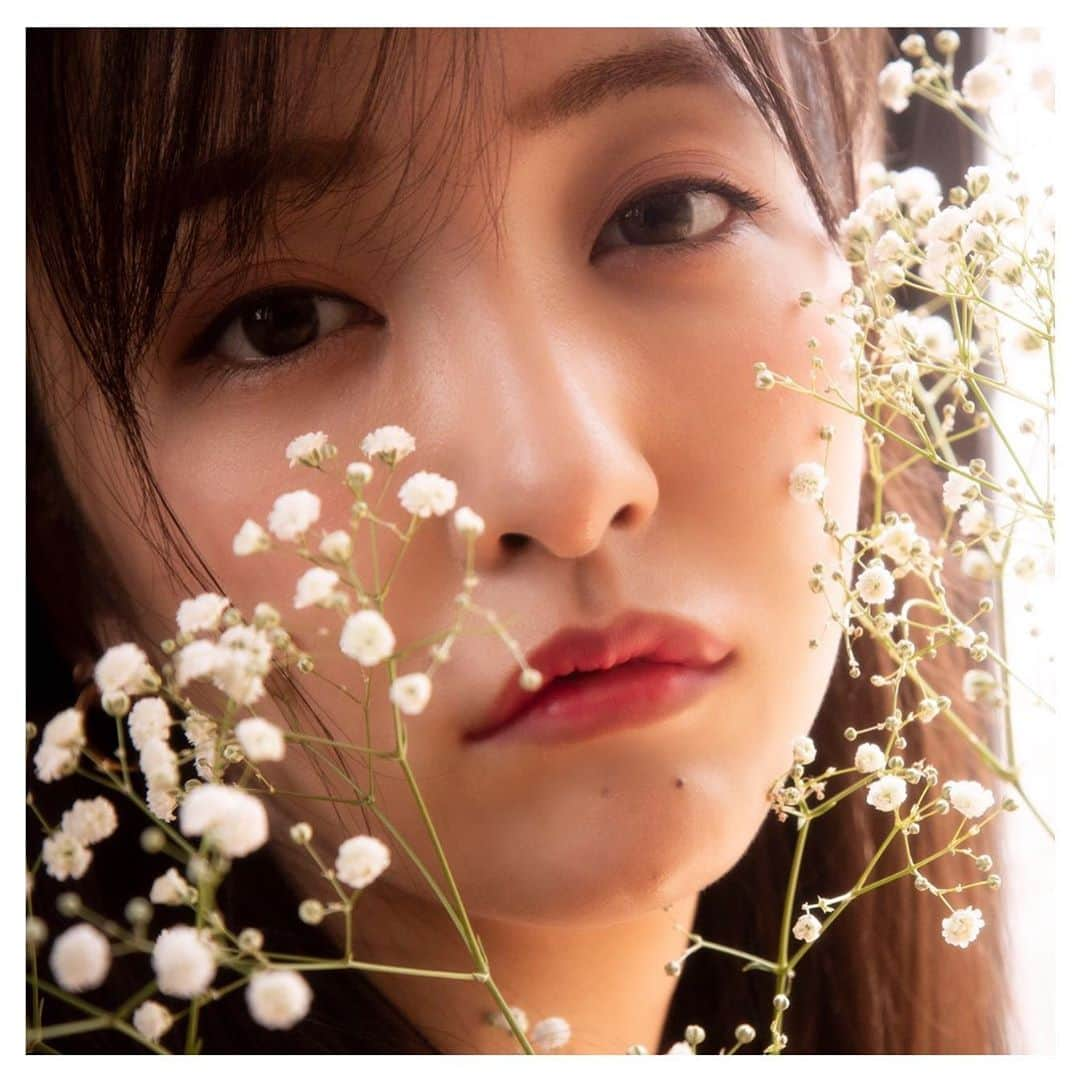 板野友美さんのインスタグラム写真 - (板野友美Instagram)「そして、ミニアルバム 初回限定盤にはphoto book がついてきます😳❤️ . . .  両面表紙になってます✨ . .  皆さんは、どっちが好きですか？❤️ #LOCA #ミニアルバム #10月16日発売 #photobook #板野友美」9月20日 21時55分 - tomo.i_0703