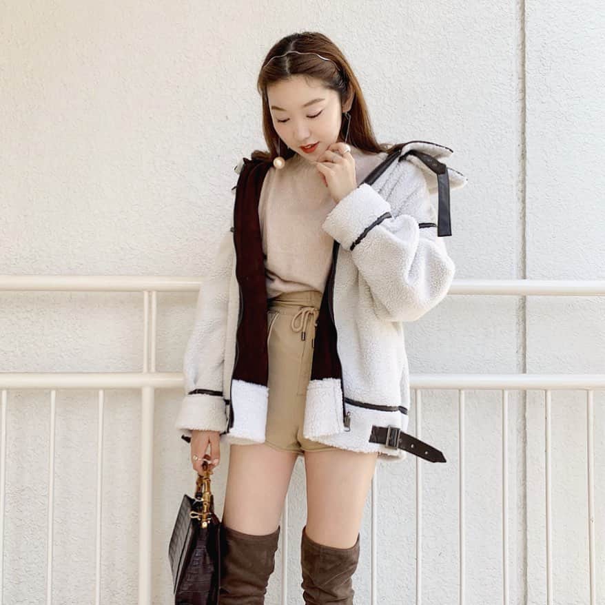 mina hinokuchiのインスタグラム：「. フォックスハイネックニット入ってきたら 絶対しようって思ってたコーデ🍁 . やっぱりふわふわで可愛い〜♡ 今年は3種類あるから、どれでどの色買うか迷います。💭 . -NEWS- 明日の21時ころから、久々にこのアカウントで横浜ルミネ店INSTALIVEします♡ 明日入荷のSALON by Chico限定のオケージョンワンピースと、フォックスニットをご紹介する予定です♪♪ ぜひcheckしてください。 . #whoswhochico #salonbychico #salonbychico_yokohama #フーズフーチコ #mina_chicode #ボアブルゾン #フライトジャケット #フォックスニット」