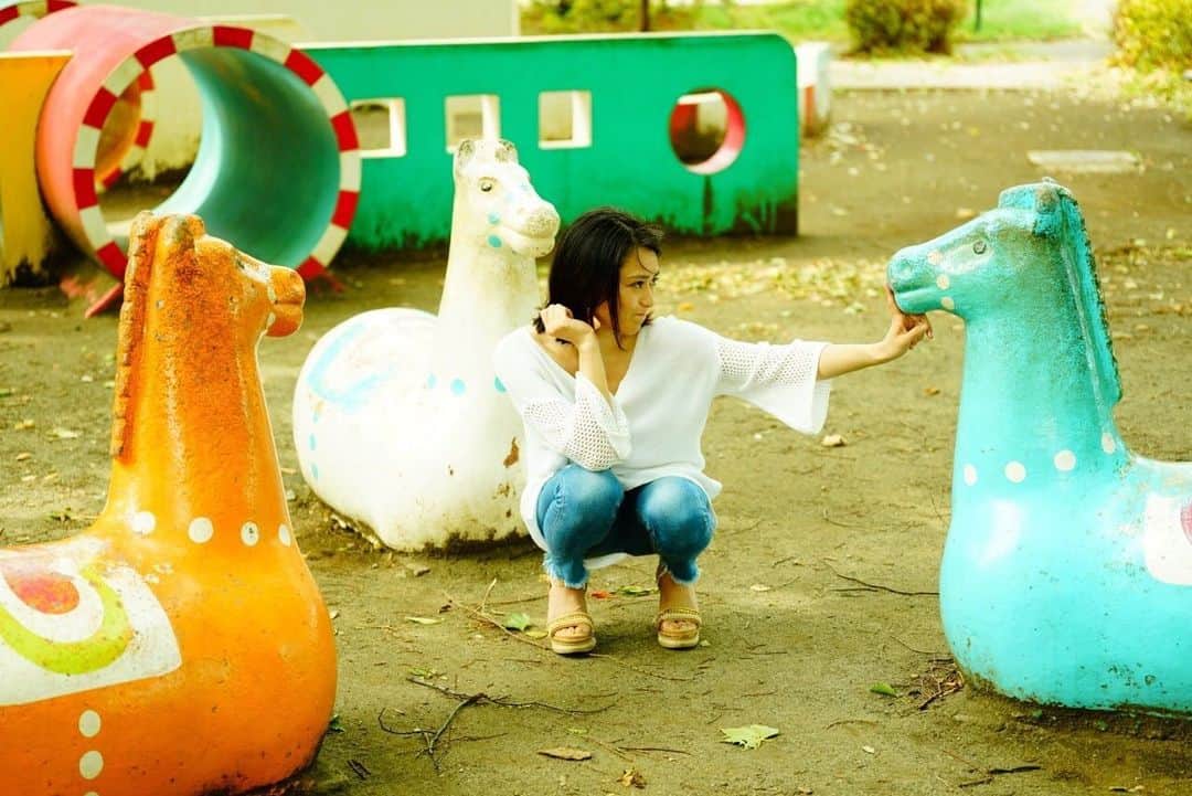 佐河ゆいのインスタグラム：「こら！イケないこ！  馬に囲まれるの巻。  photo by 橋本恵一郎  #portrait_shots #ポートレート撮影 #good_portraits_world #lovers_nippon_portrait #portrait_shot」