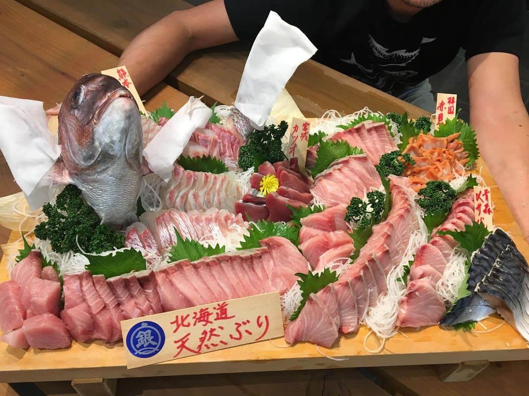 森田釣竿さんのインスタグラム写真 - (森田釣竿Instagram)「ブュッフェス鯛ルでお客様におもてなしをし鯛。というご要望にお応えした泉銀盛りです。みやび鯛&天然ブリ推し。15.000円也。ありがとうどぜう鱒た！！！！！」9月20日 21時53分 - tsurizaomorita3710