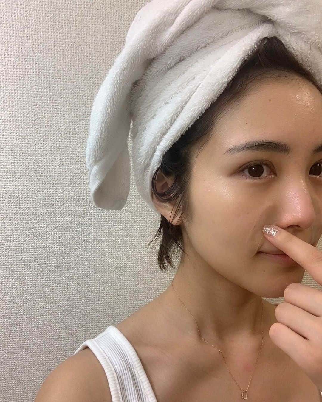 森暖奈さんのインスタグラム写真 - (森暖奈Instagram)「最近流行りの針コスメ！ 資生堂ジャパンから出たHAフィルパッチを使ってみた💕針状のトゲトゲが付いてて、角層まで成分を浸透させてくれるんだって😳痛くないよ🙌 トークショーと成分や使い方の説明も聞いてきたんだけど、ヒアルロン酸は50歳頃を節目に減るらしく。 ただ、そこまで頑張ればその後も維持できるとか、、！？あと20年ちょい頑張り続けます。笑  GINZA SIXで行われているポップアップストアに行くと、HAフィルパッチがタダで体験できるよ😍(1,2枚目)  G-SIX 蔦屋書店にて2019年9月20日（金）〜9月29日（日） 10日間で期間限定ストアがオープン ✔️無料でHAフィルパッチが試せる ✔️watashi＋のアンケートに答えるとプレゼントでHAフィルパッチを一包もらえる  と、お得なのでぜひ行ってみてね✨ @watashiplus  #ナビジョン#ハイリターン美容#GINZASIX#マイクロニードル#ヒアルロン酸#針コスメ#美容#コスメ#スキンケア #ナビジョン_PR」9月20日 21時53分 - moriharuna71