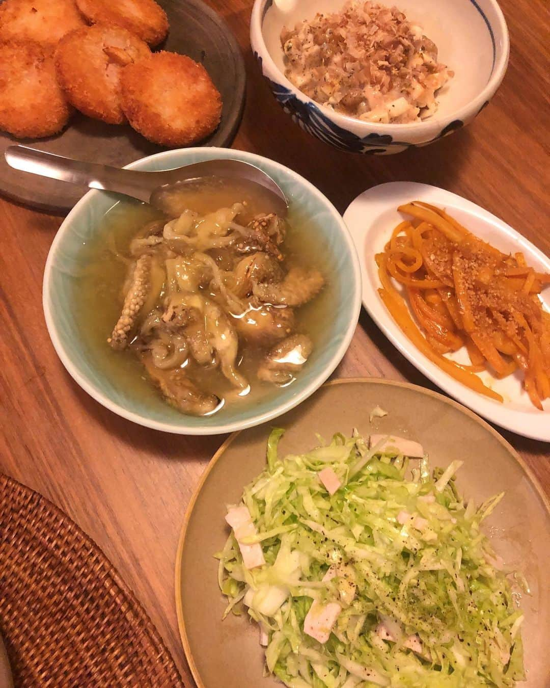 加藤紀子さんのインスタグラム写真 - (加藤紀子Instagram)「🤚家夕飯🤚  焼きなすの白出汁餡とか 納豆長芋梅ペースト和えとか カラーピーマンきんぴらとか 塩揉みキャベツとサラダチキンとか ハムカツとか平和ご飯ー🕊  #切って #混ぜて #炒めて #揚げて #和えて #カトノリ農園 #畑からこんにちは  #おうちごはん #簡単ご飯 #野菜ご飯 #BARIANIオリーブオイル #納豆は大粒派 #ハムカツは鹿児島にある肉の大野屋さん #vegetables #キャベツの千切り大好物」9月20日 22時02分 - katonoriko