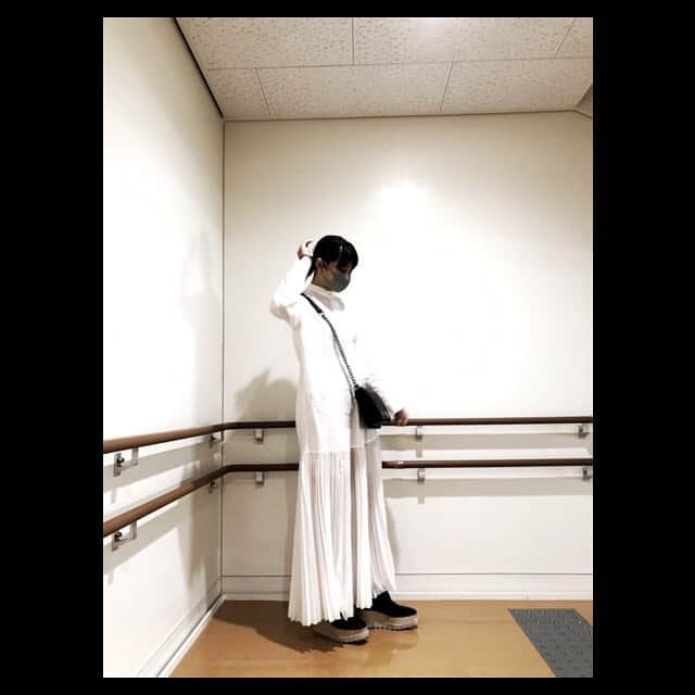 田中美麗さんのインスタグラム写真 - (田中美麗Instagram)「⚪️⚫️ 少し咳出るからマスク必須。 季節の変わり目は体調崩しがち、皆さんも気をつけてくださな。  #ootd  #onepiece  #white」9月20日 21時56分 - mirei_tanaka_